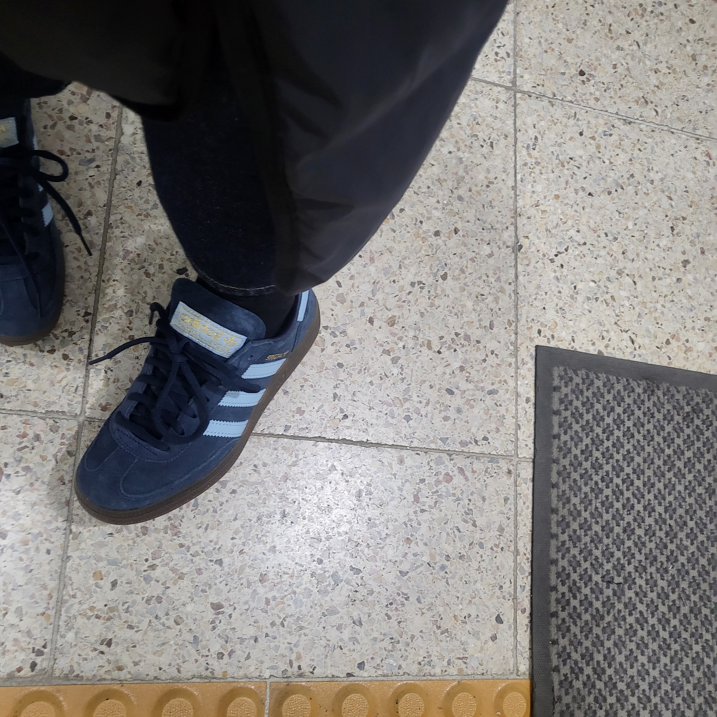 Adidas Spezial Handball Collegiate Navy 착용 스타일 - 1