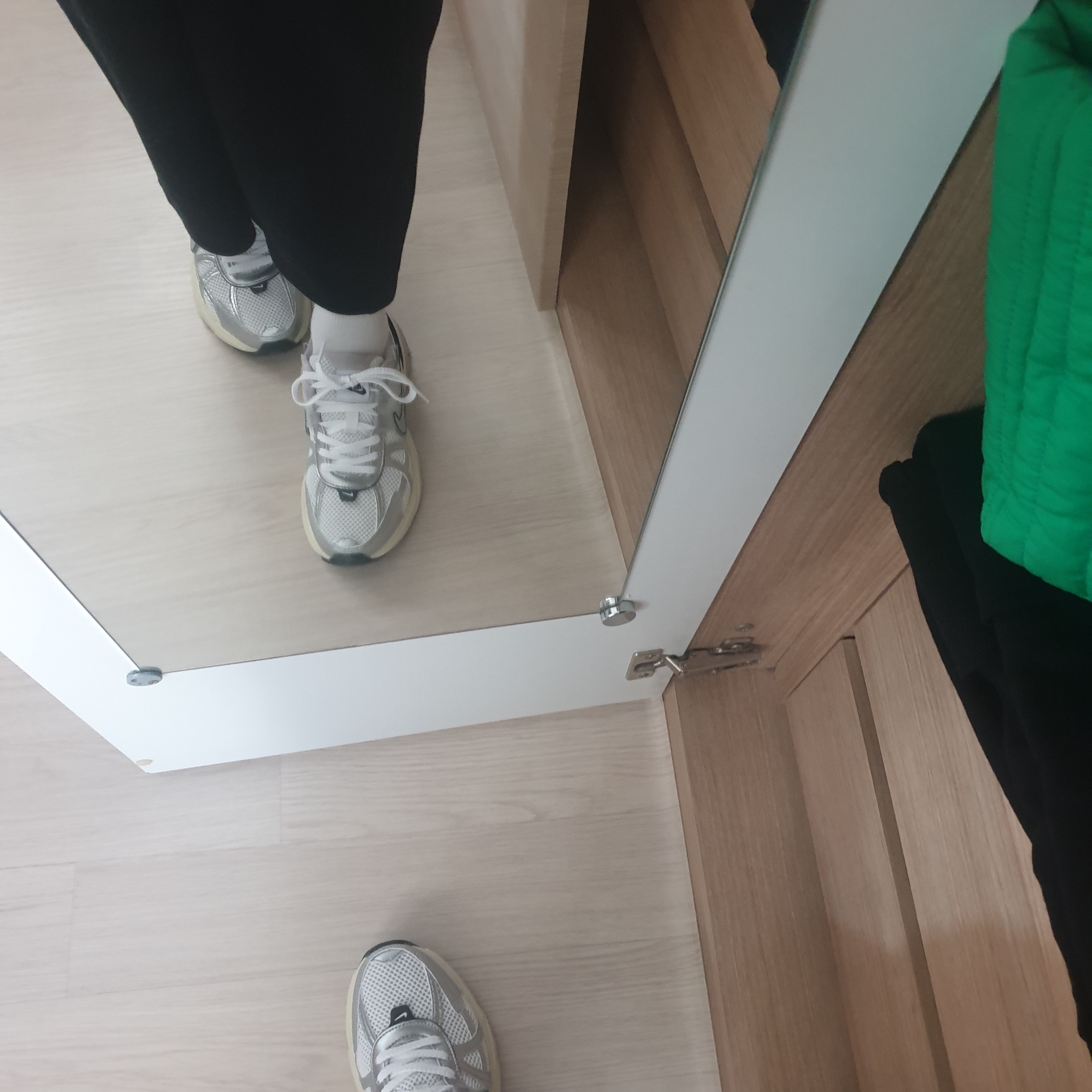 Nike V2K Run Summit White Metallic Silver 착용 스타일