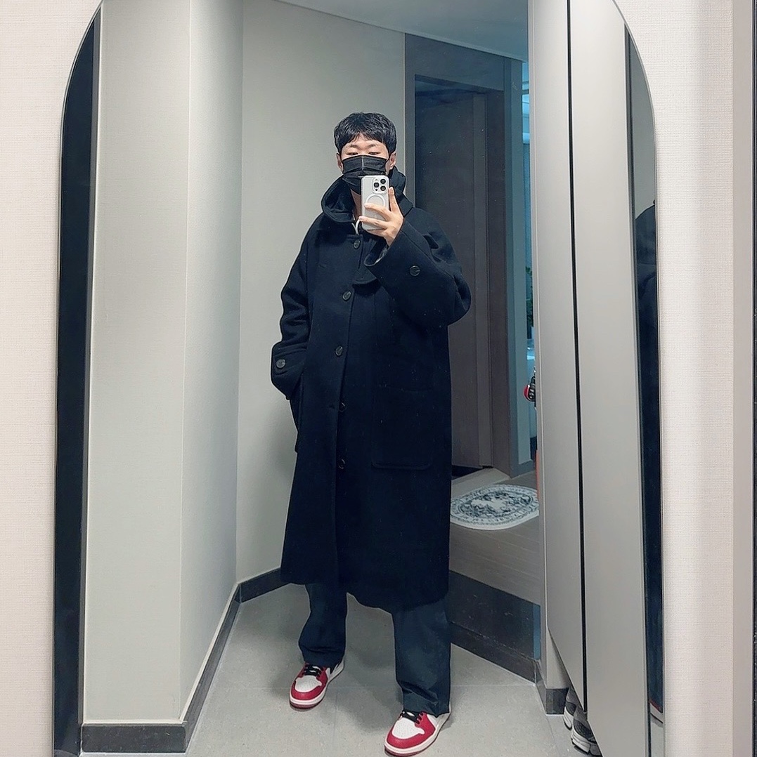 Undermycar Legion.02 Balmacaan Oversized Wool Coat Black, Jordan 1 Retro High OG Chicago 2022 착용 스타일 - 1