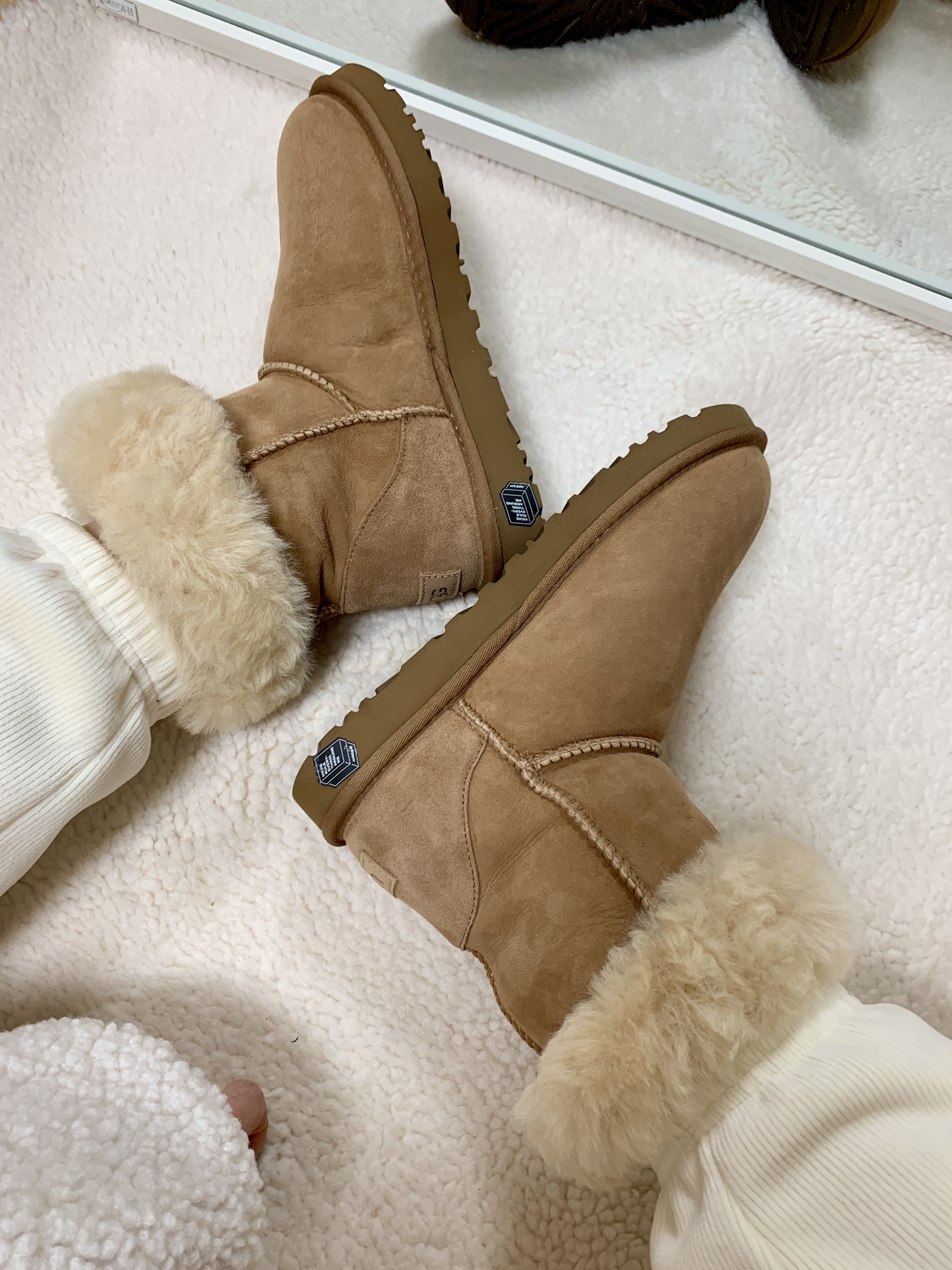 (W) UGG Classic Short II Boots Chestnut 착용 스타일 - 7