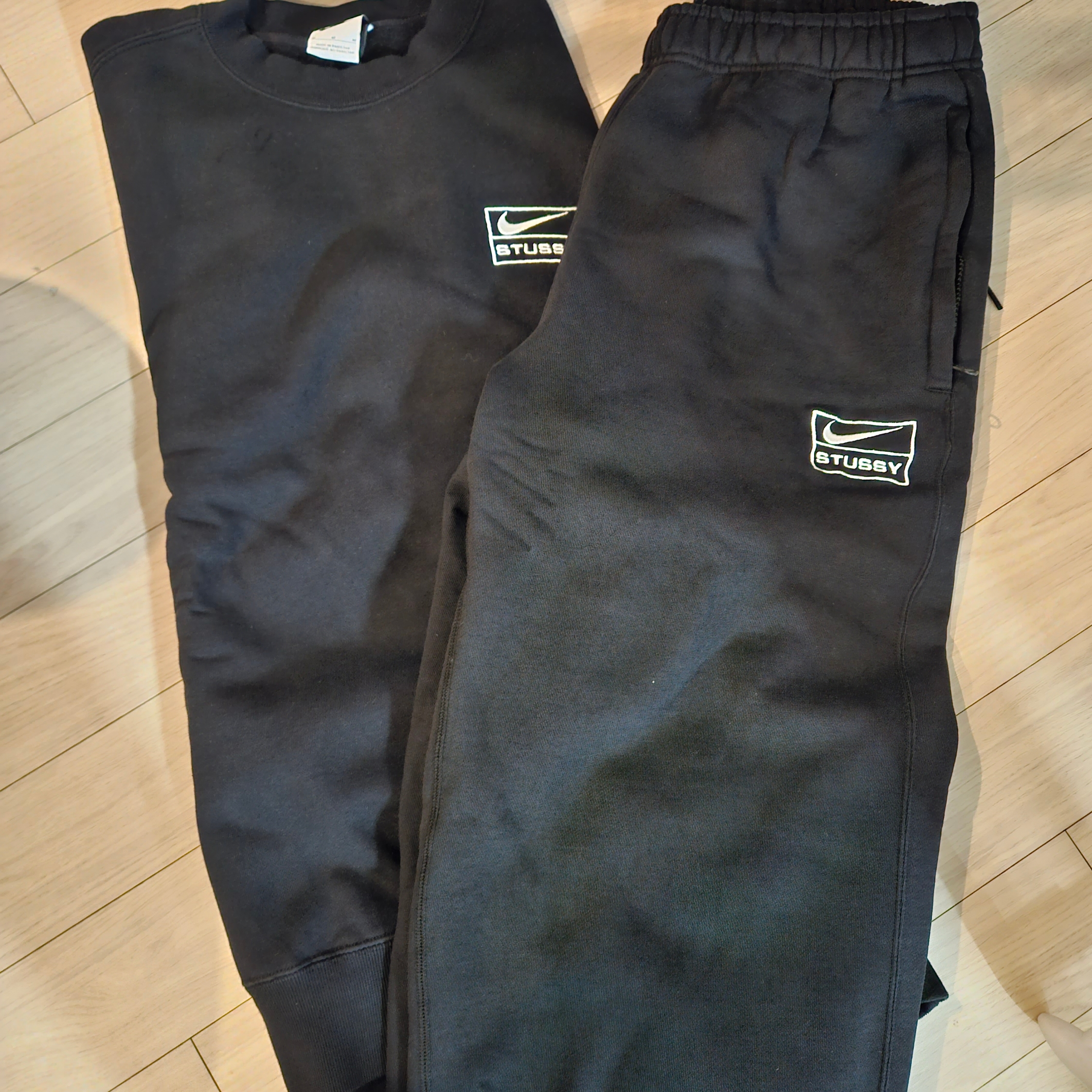 Nike x Stussy NRG Washed Fleece Crewneck Black (DO5310-010), Nike x Stussy NRG Washed Fleece Pants Black (DO5296-010) 착용 스타일