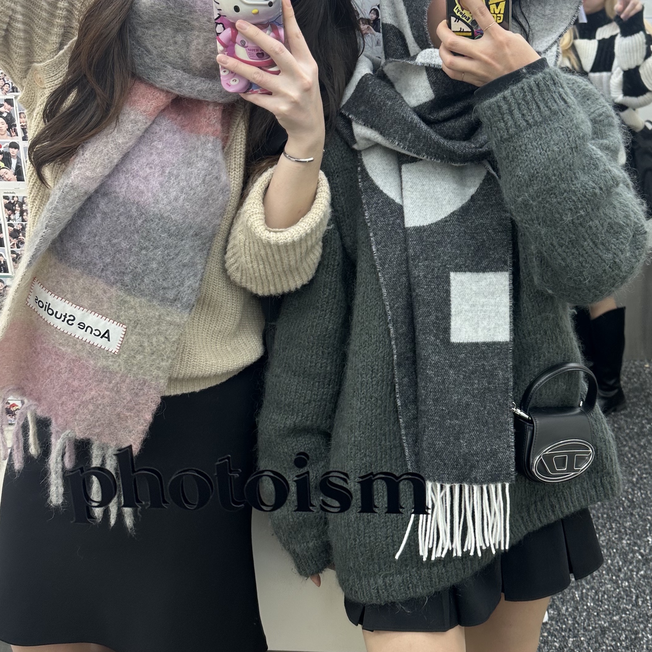 Acne Studios Mohair Check Muffler Fuchsia Lilac Pink, A.P.C. Malo Muffler Black 착용 스타일