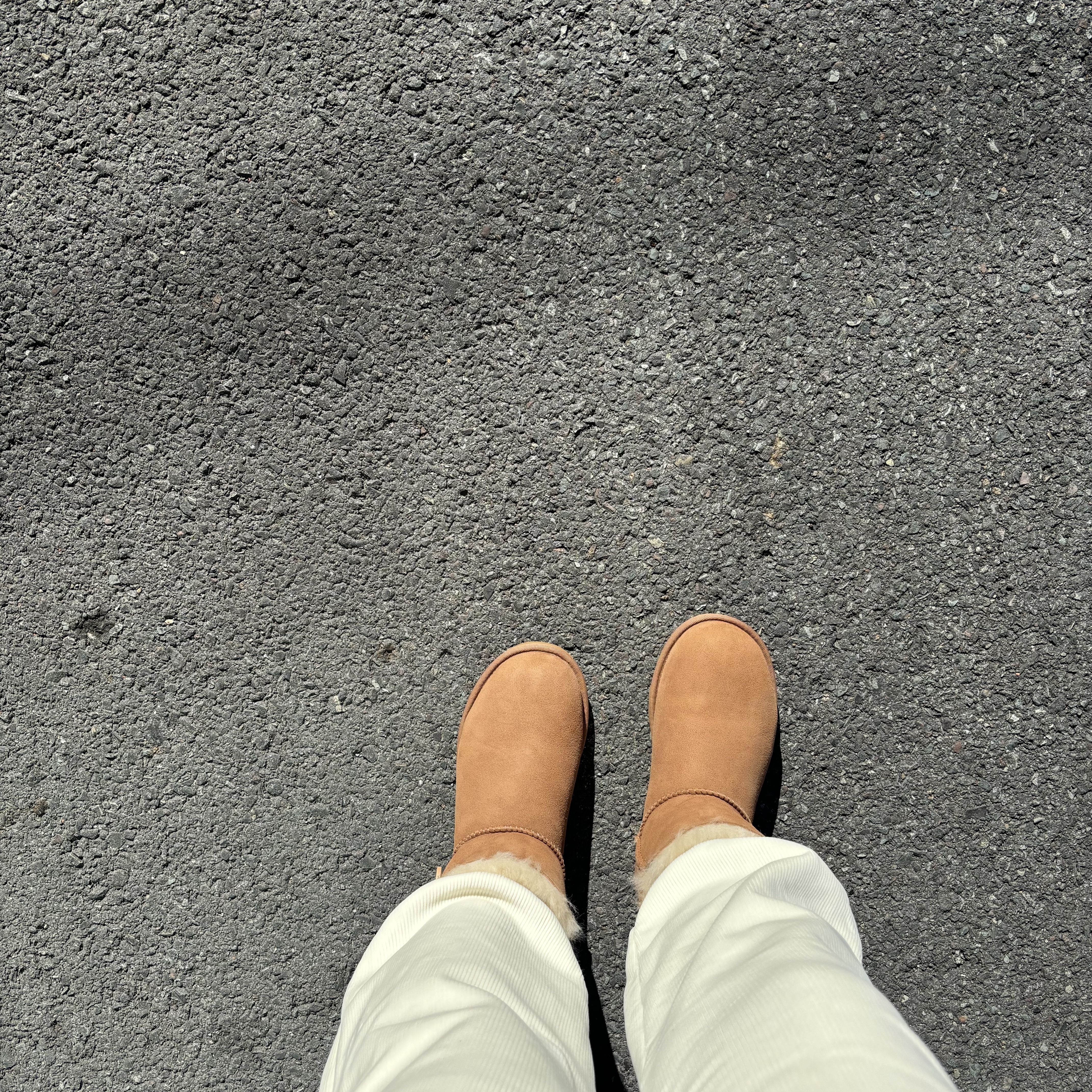 (W) UGG Mini Bailey Button II Boots Chestnut 착용 스타일 - 1