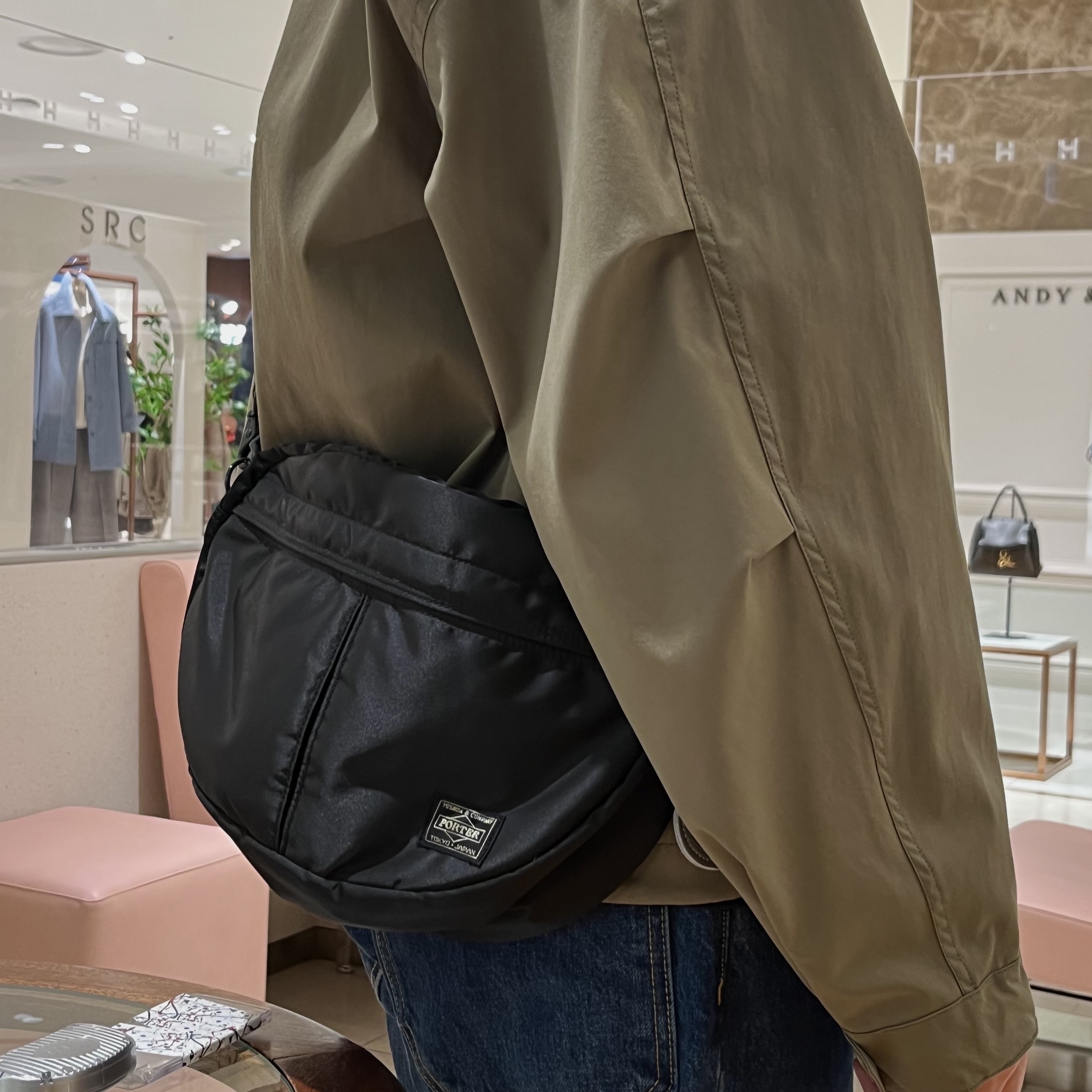 Porter Tanker Shoulder Bag Black, New Balance 990v2 Made in USA Grey Tan 착용 스타일 - 2