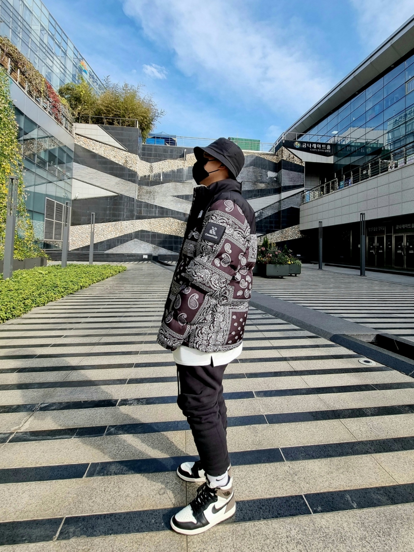 The North Face Nuptse Down Jacket Black 착용 스타일
