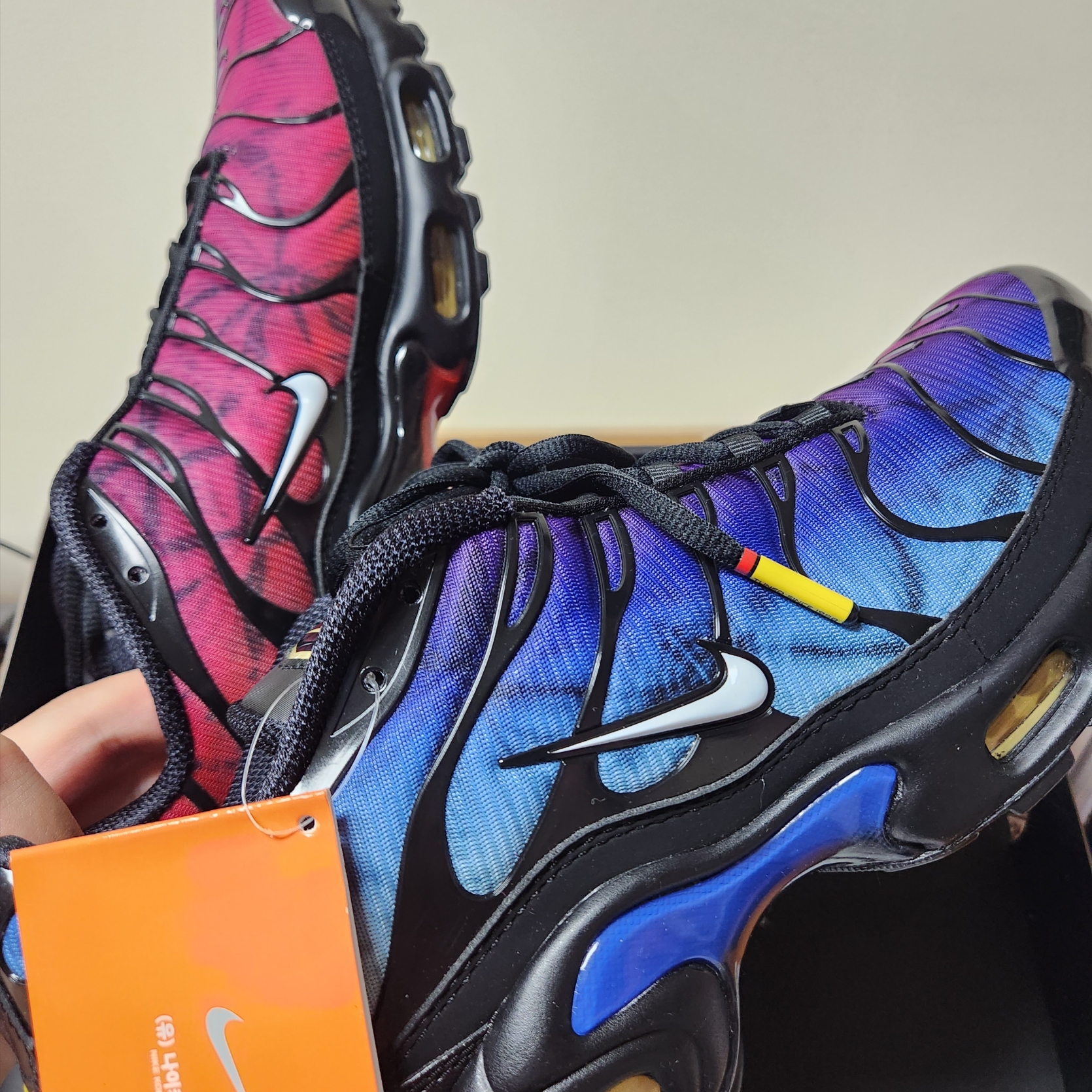 Nike Air Max Plus 25th Anniversary Black Varsity Red 착용 스타일 - 1