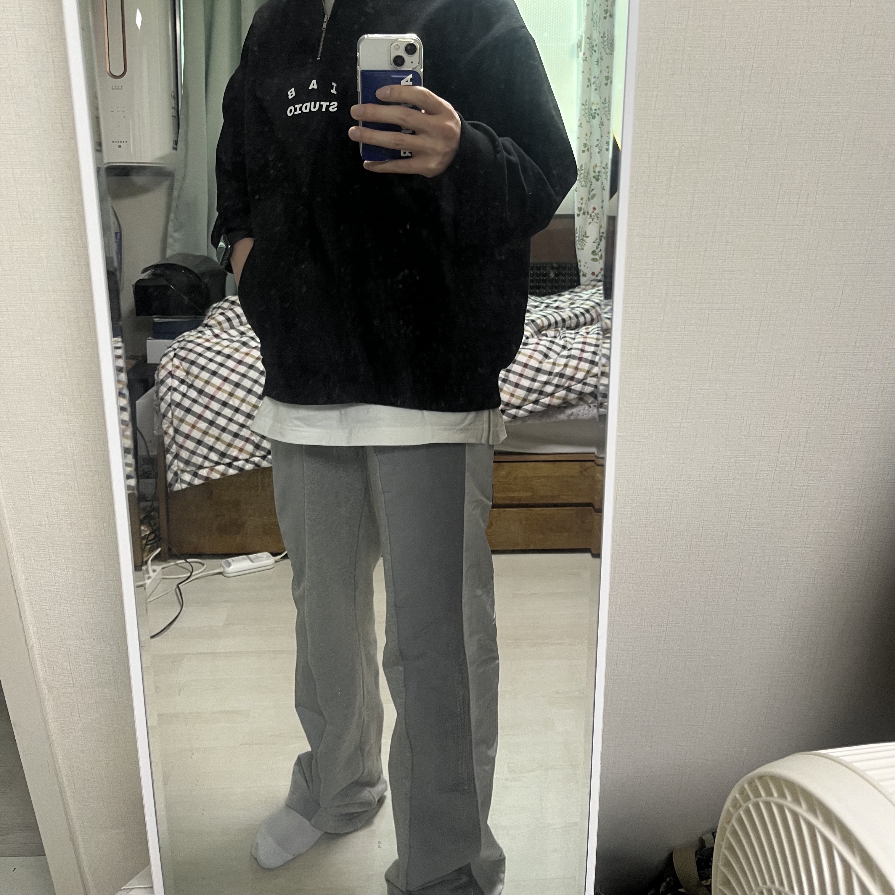 IAB Studio Half Zip-Up Black White 착용 스타일