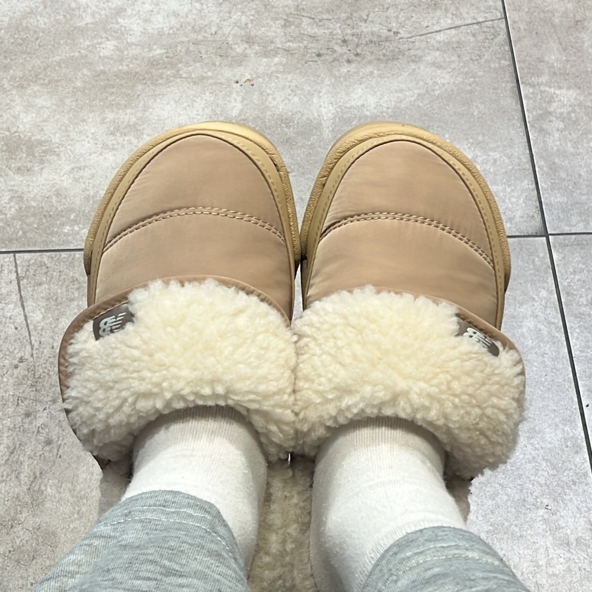 New Balance Puflee v2 Beige 착용 스타일