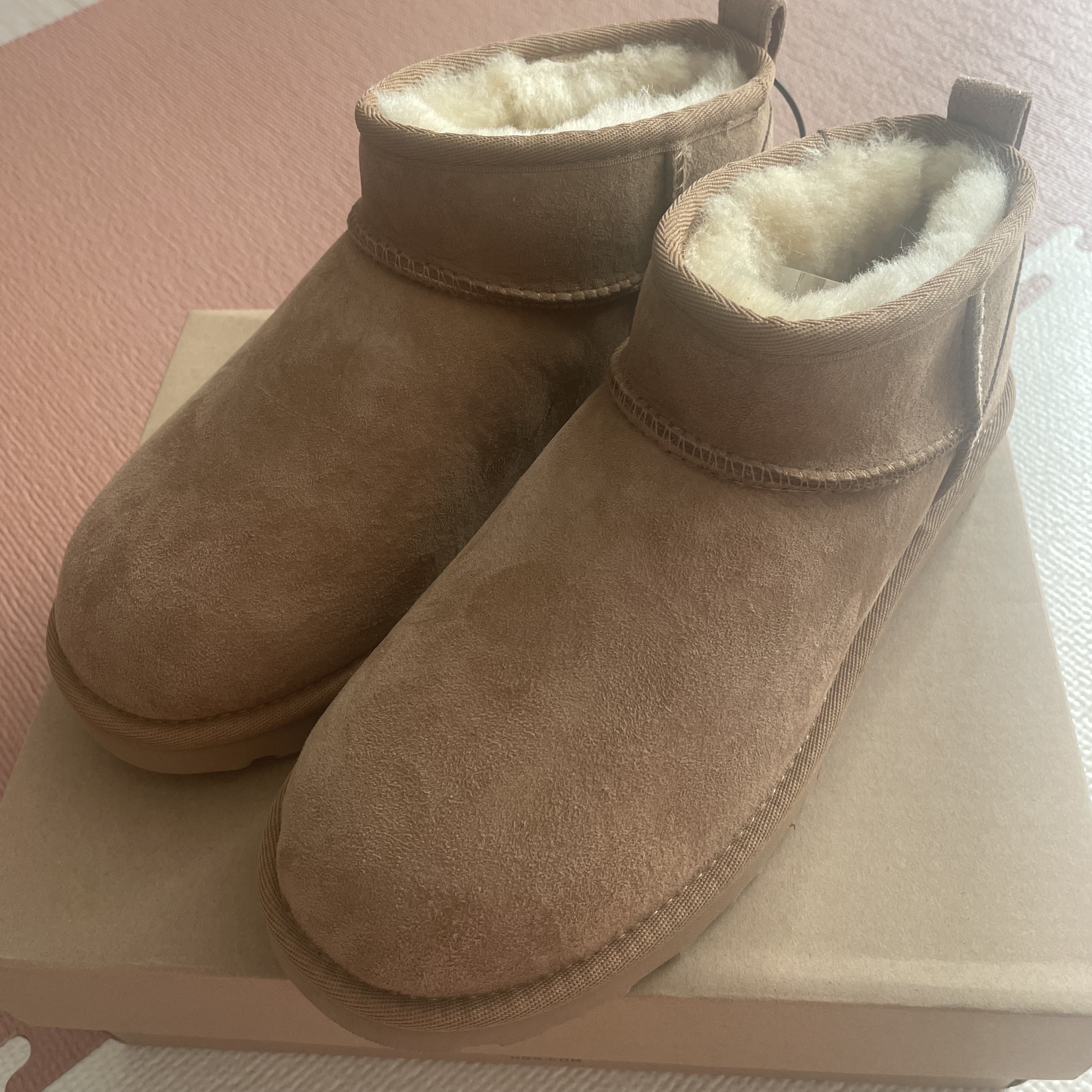 (W) UGG Classic Ultra Mini Boots Sand 착용 스타일 - 3