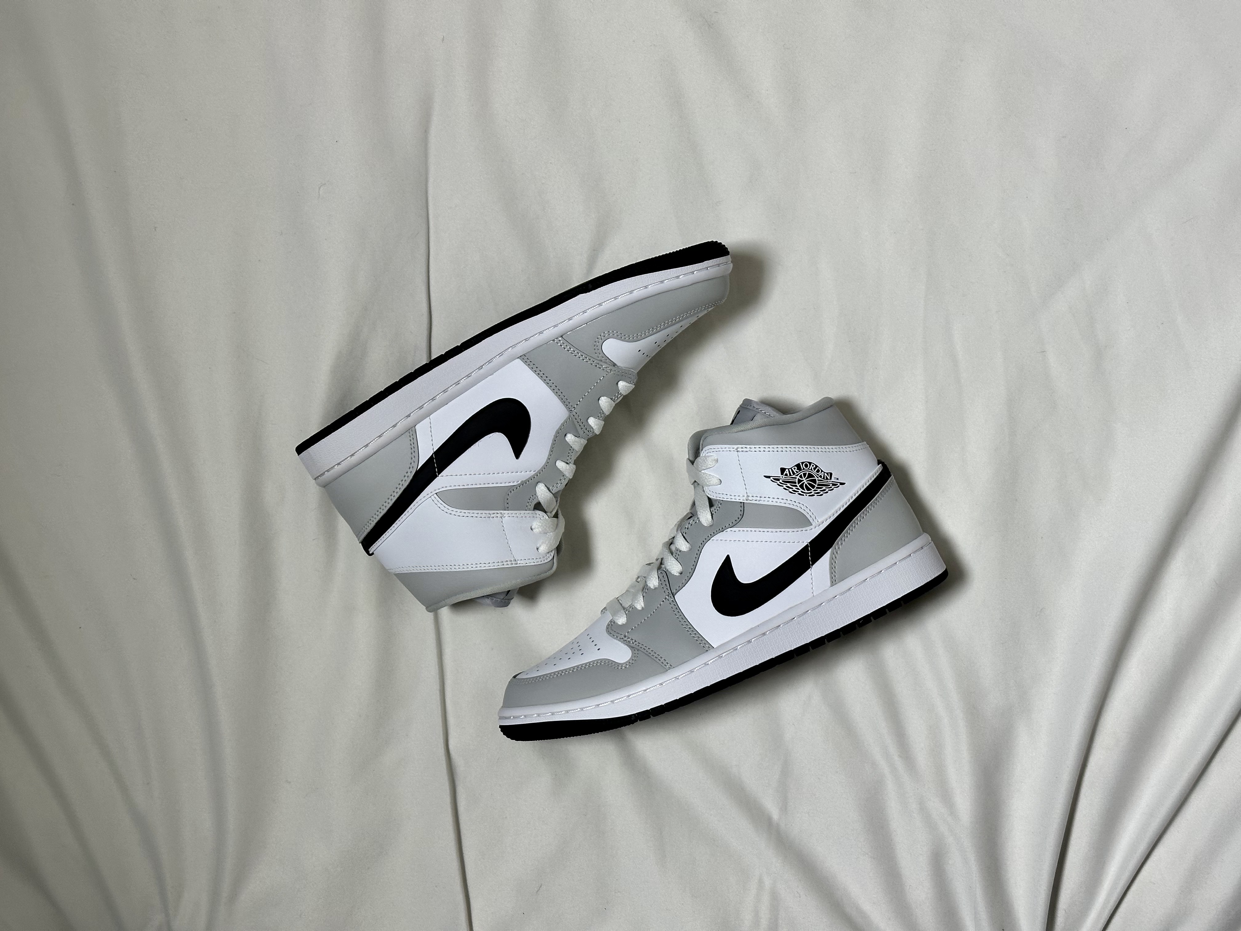 (W) Jordan 1 Mid Grey Fog 착용 스타일 - 1