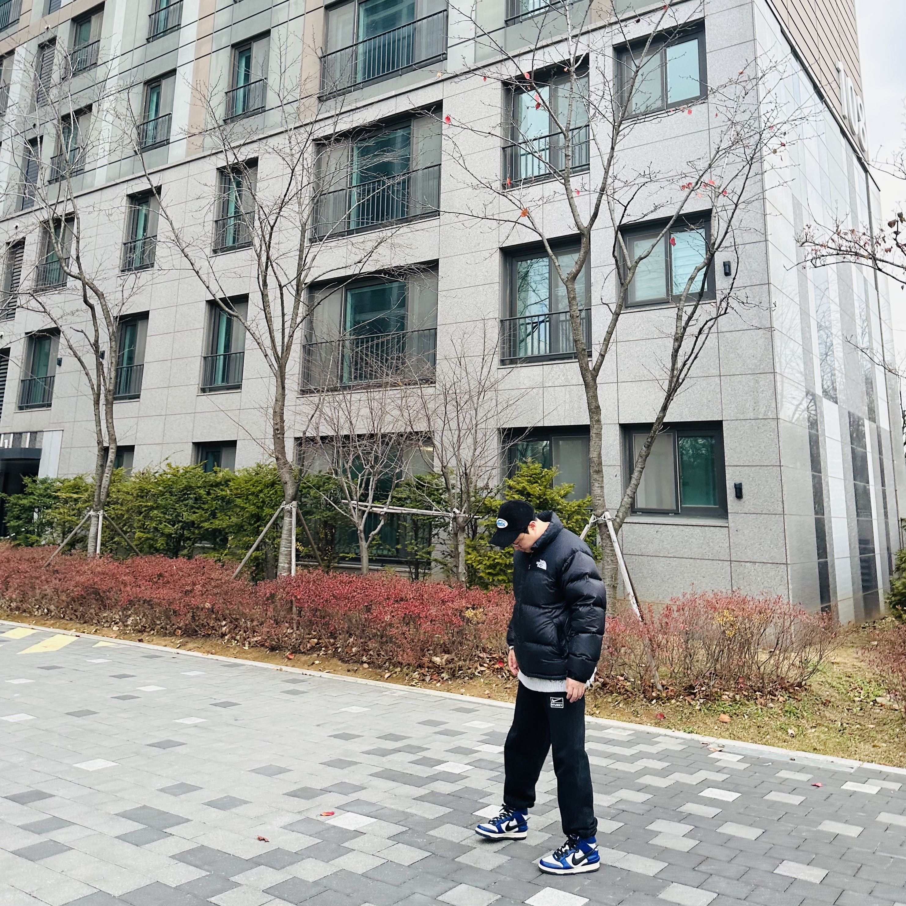 Emis Corduroy Wappen Ball Cap Black, The North Face 1996 Eco Nuptse Jacket Black 착용 스타일 - 2