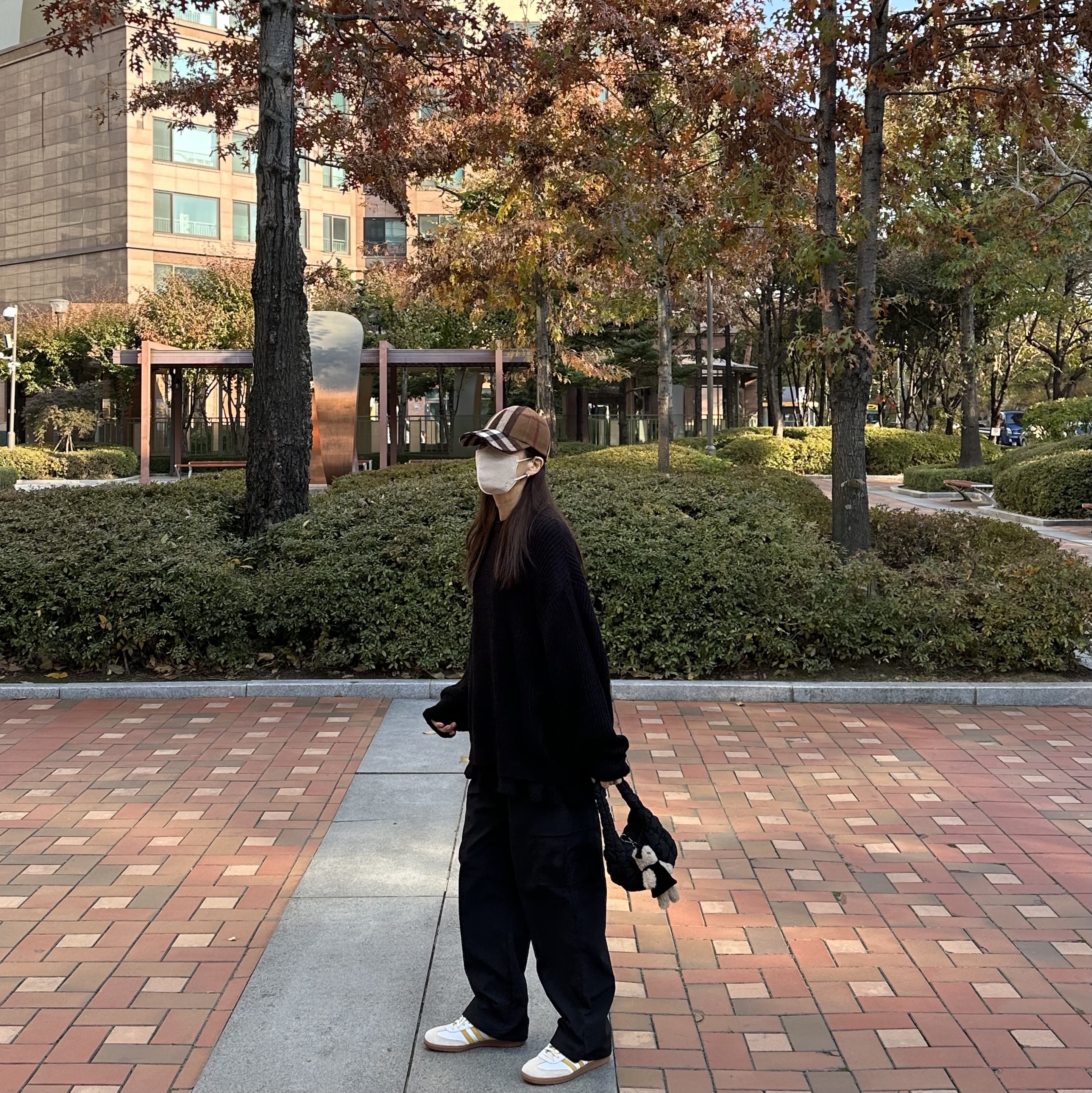 COS Quilted Micro Bag Black, (W) Burberry Exaggerated Check Wool Baseball Cap Birch Brown 착용 스타일 - 2