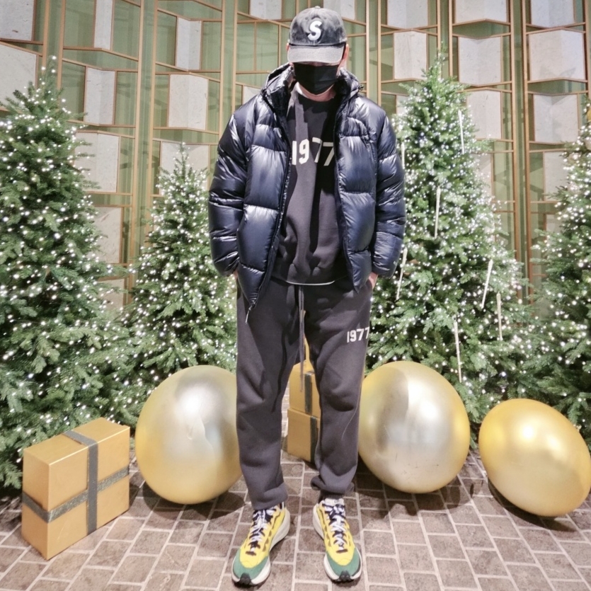 Supreme Featherweight Down Puffer Jacket Black - 23FW, Supreme Pigment Canvas S Logo 6-Panel Black - 23SS 착용 스타일