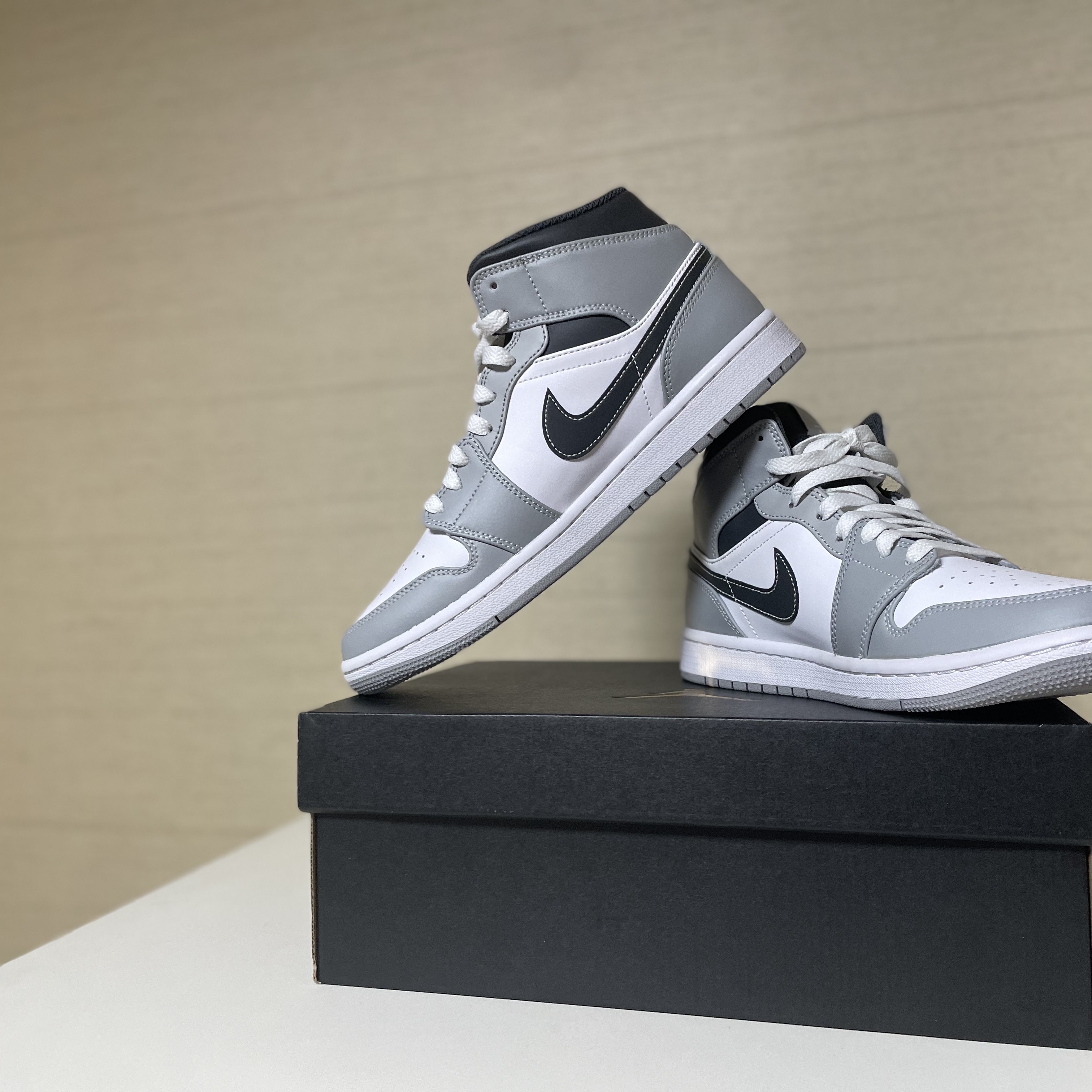 Jordan 1 Mid Light Smoke Grey Anthracite 착용 스타일