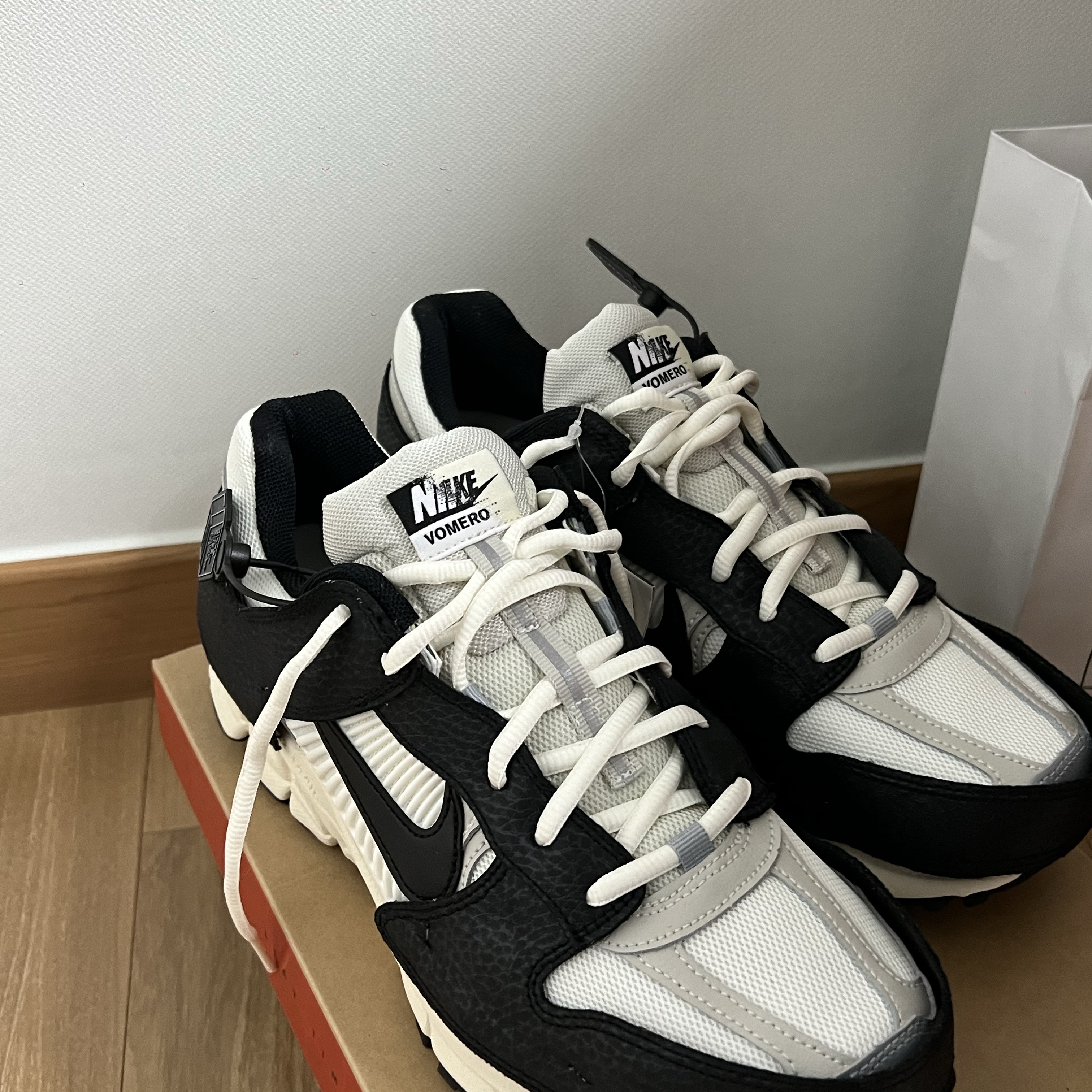 (W) Nike Zoom Vomero 5 Wolf Grey and Black 착용 스타일 - 1