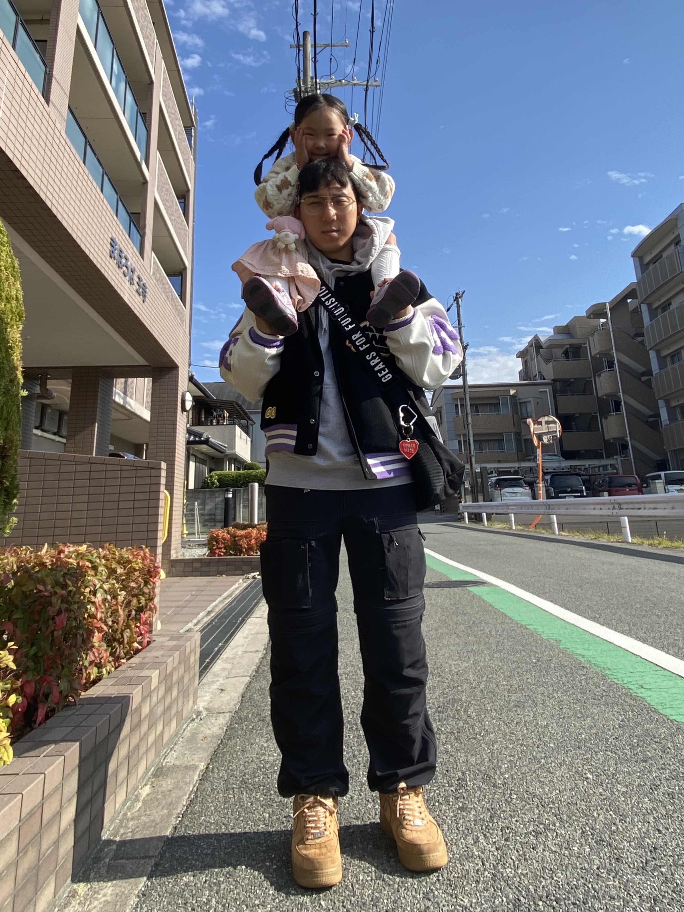 Human Made Messenger Bag Large Black, Vandy The Pink x XLarge Varsity Jacket 착용 스타일 - 2