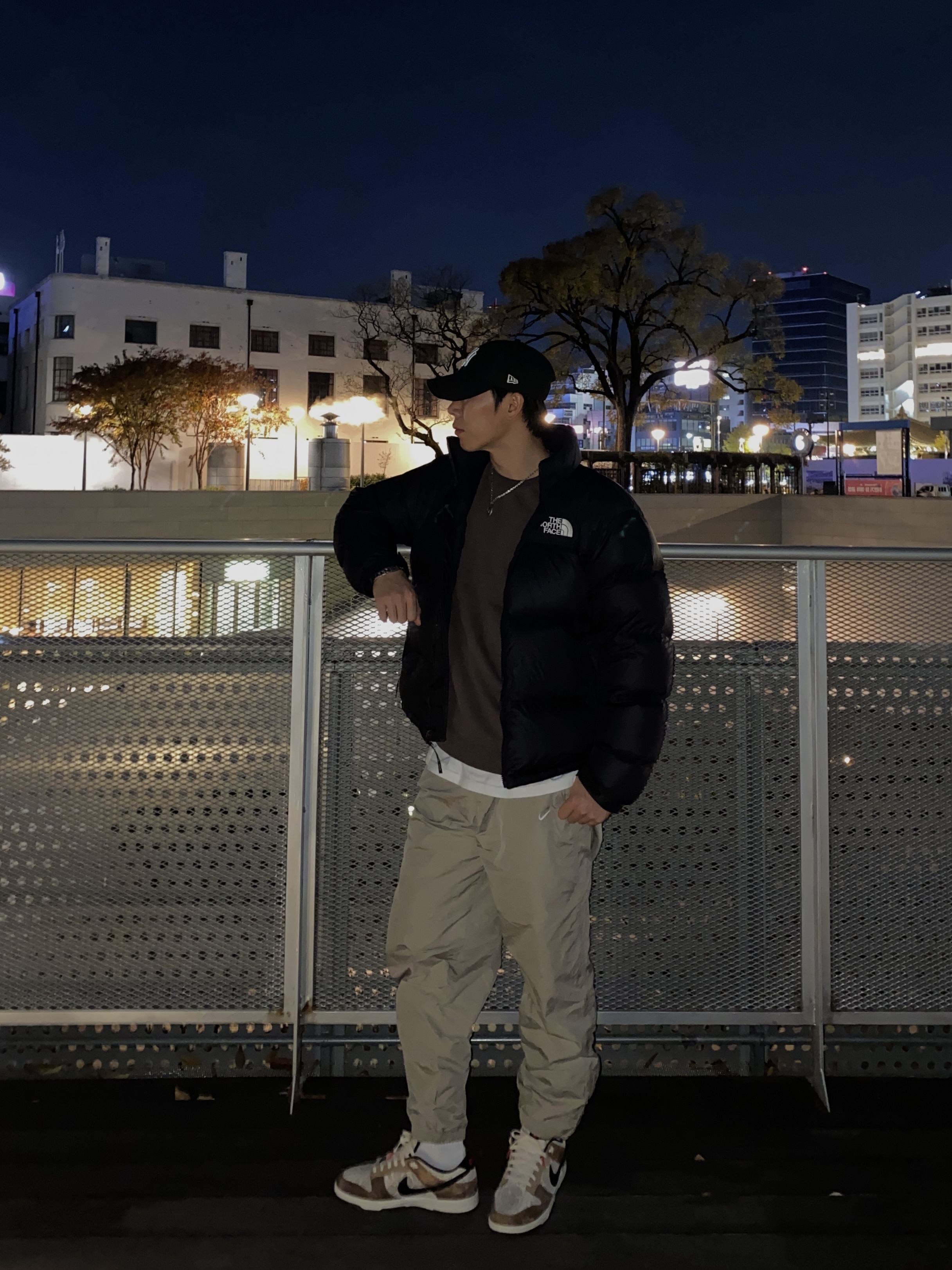 The North Face 1996 Retro Nuptse Jacket Black, Nike M NRG Track Pants Khaki 착용 스타일 - 1