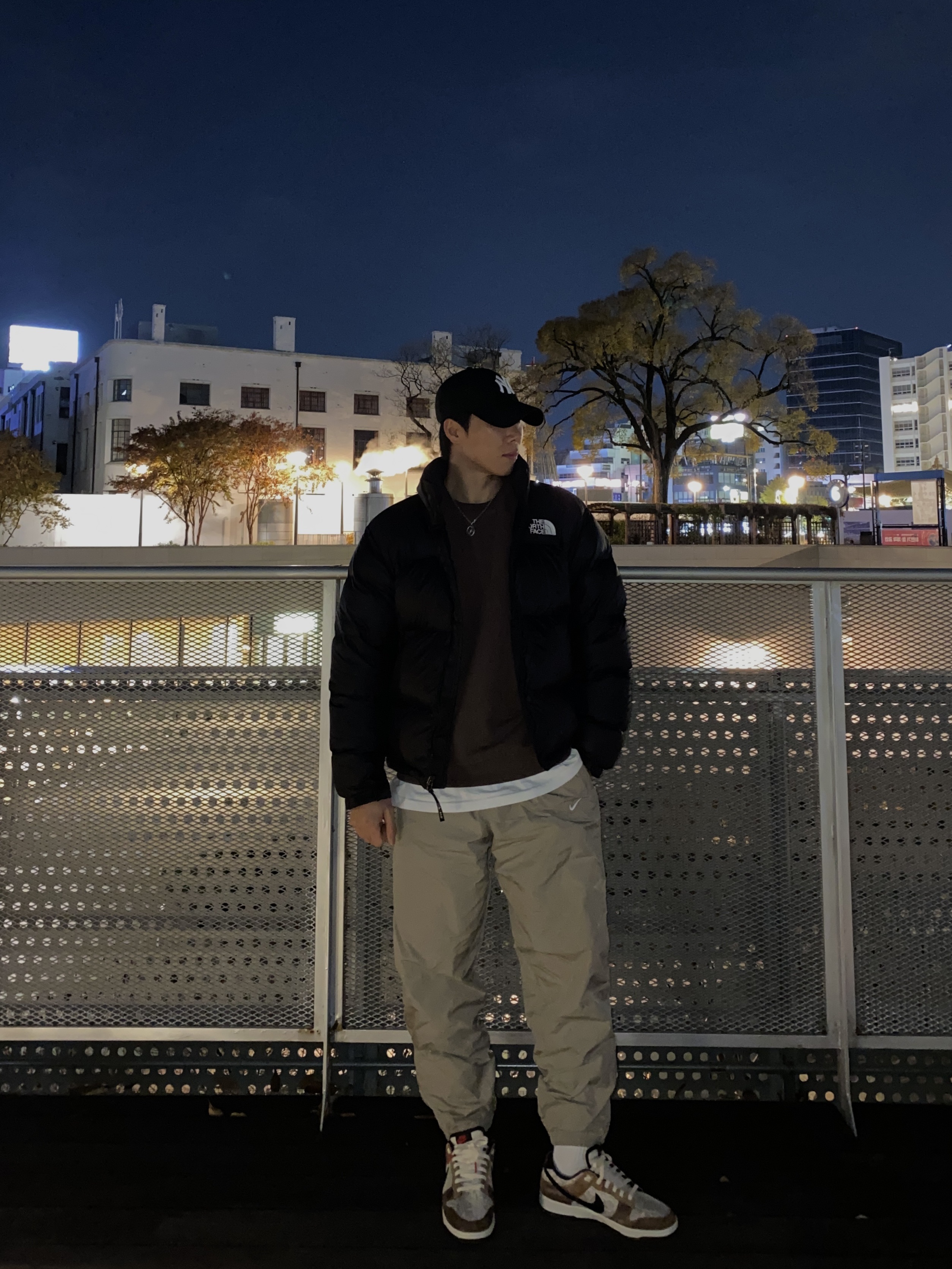 The North Face 1996 Retro Nuptse Jacket Black, Nike M NRG Track Pants Khaki 착용 스타일 - 3