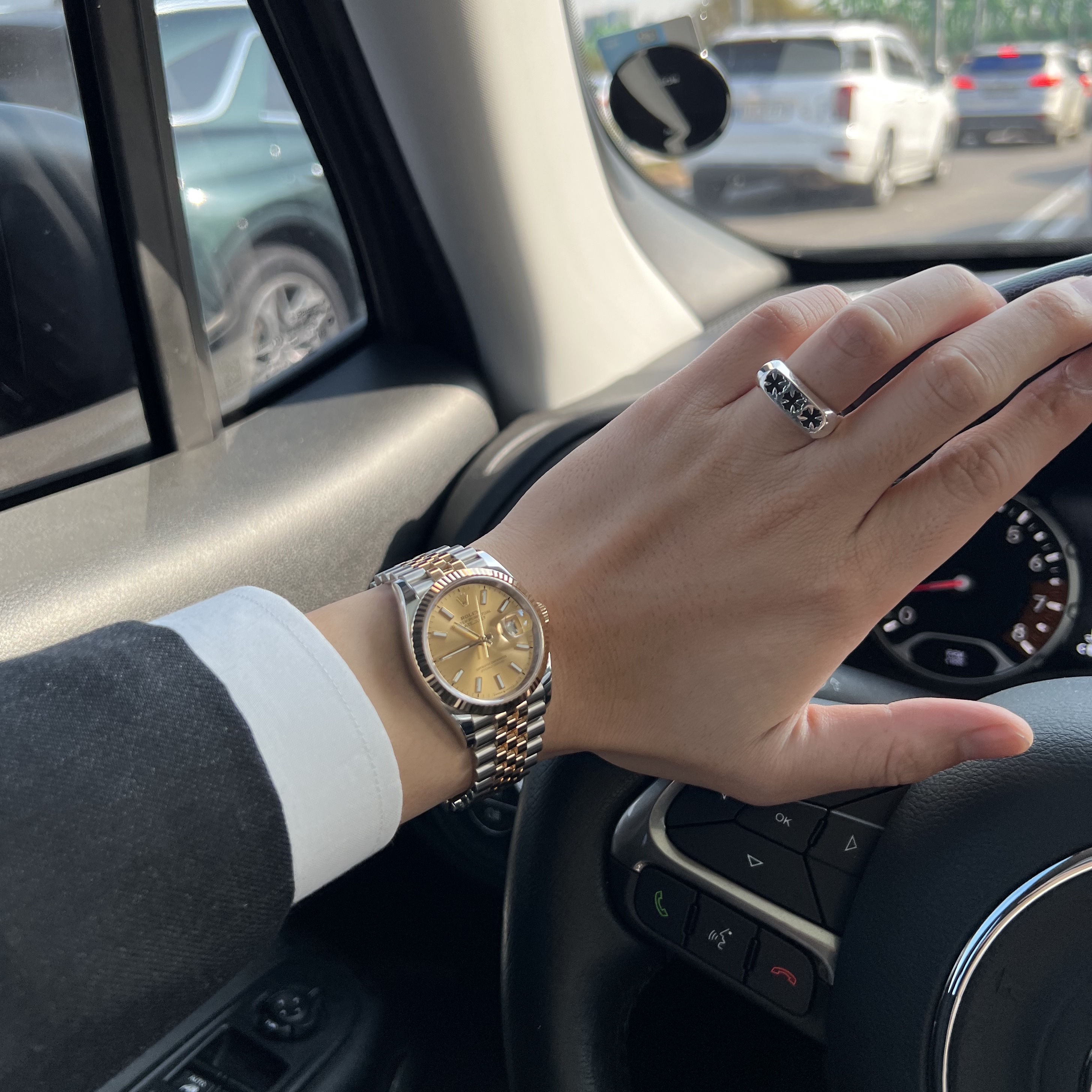 Rolex Datejust 36mm 126233 Champagne Jubilee 착용 스타일 - 2