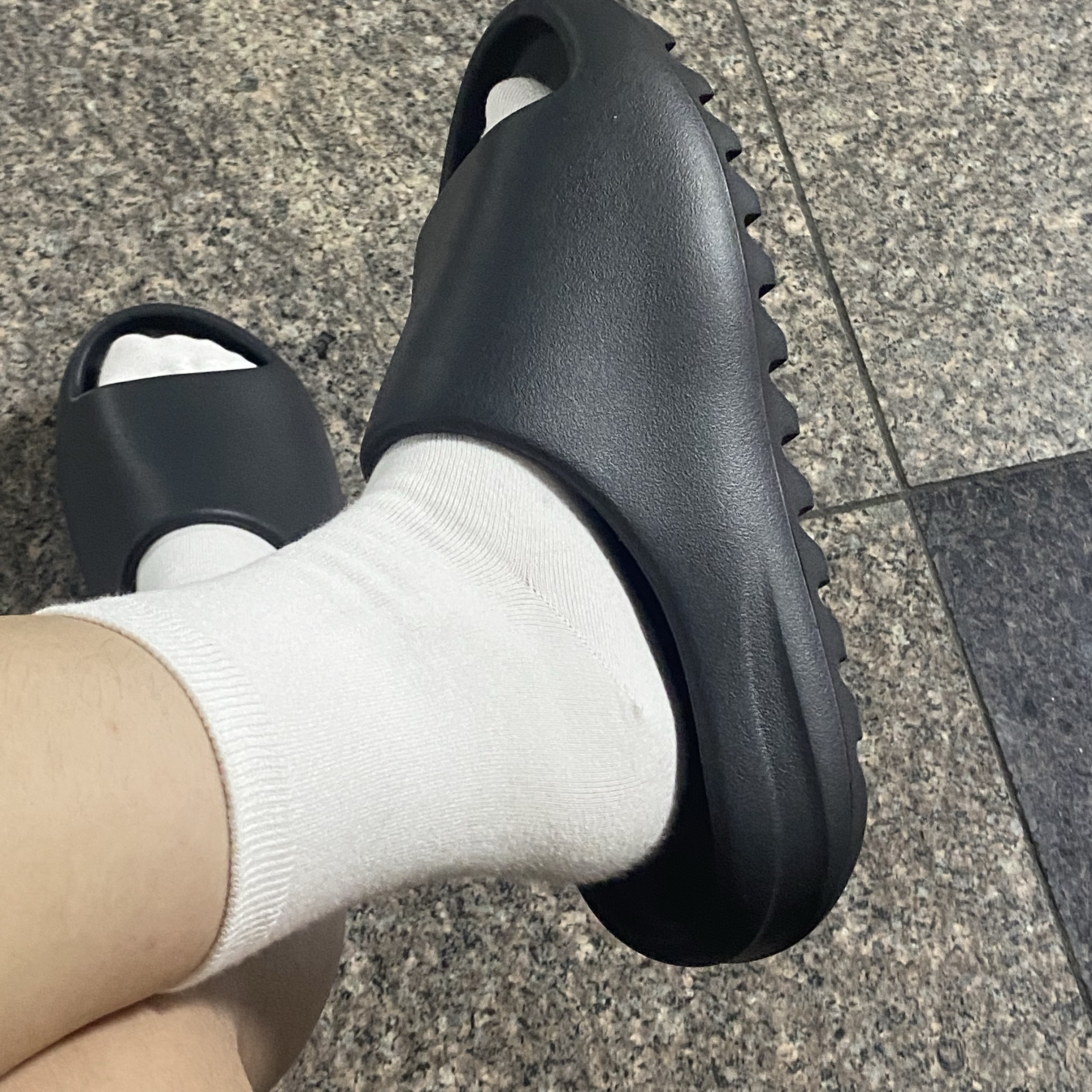 Adidas Yeezy Slide Onyx 착용 스타일 - 1