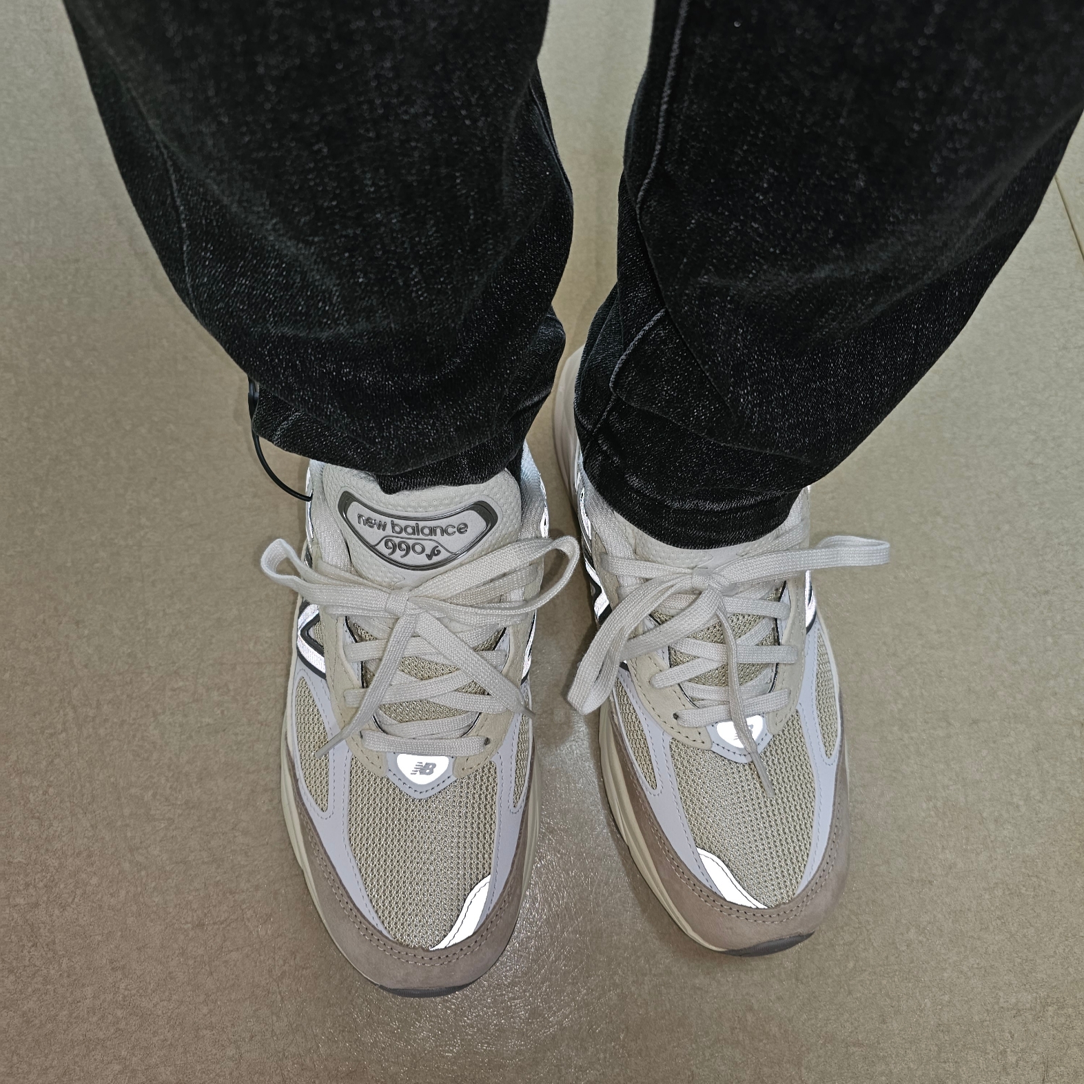 New Balance 990v6 Made in USA Cream Mindful Grey 착용 스타일