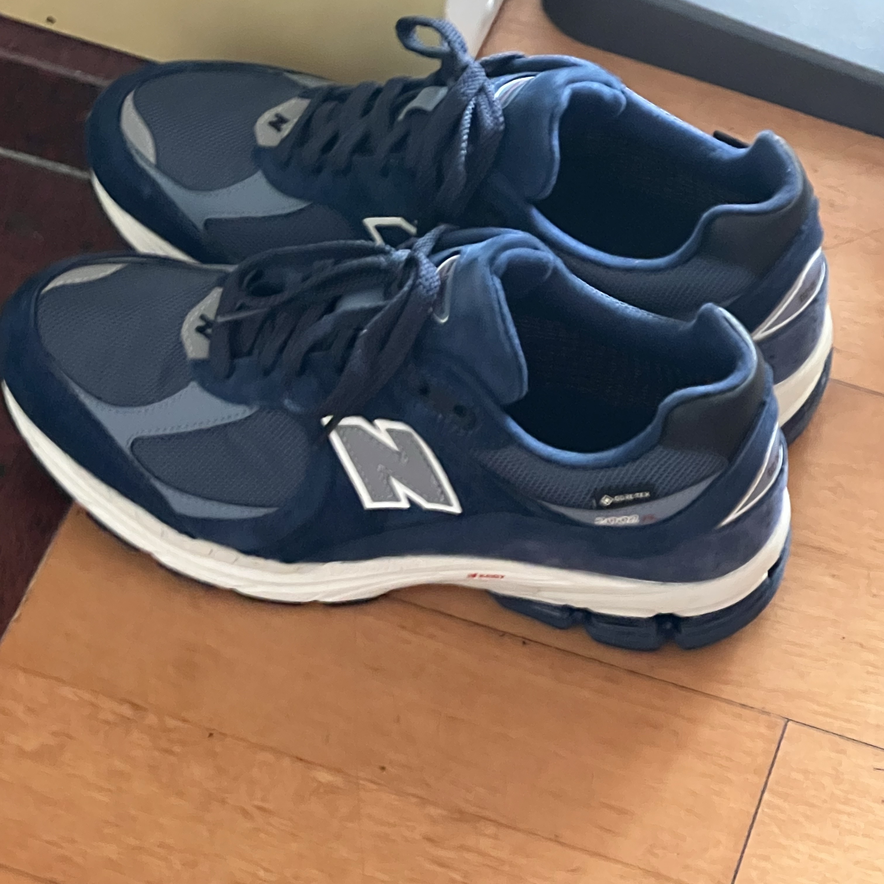 New Balance 2002R Gore-Tex Navy Arctic Grey 착용 스타일