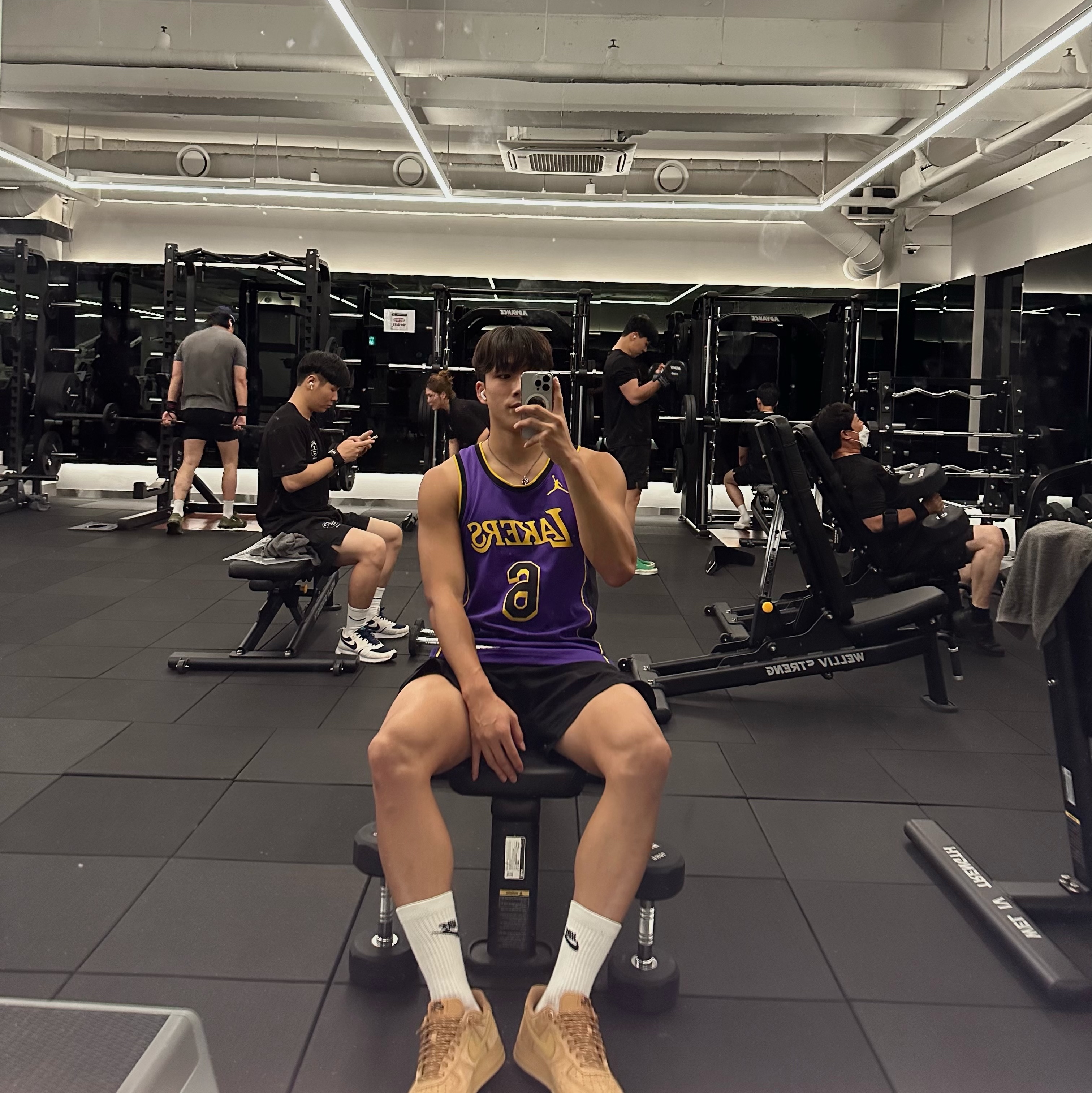 Nike Air Force 1 '07 WB Flax, Jordan LeBron James LA Lakers Statement Edition NBA Swingman Jersey Field Purple 착용 스타일 - 2