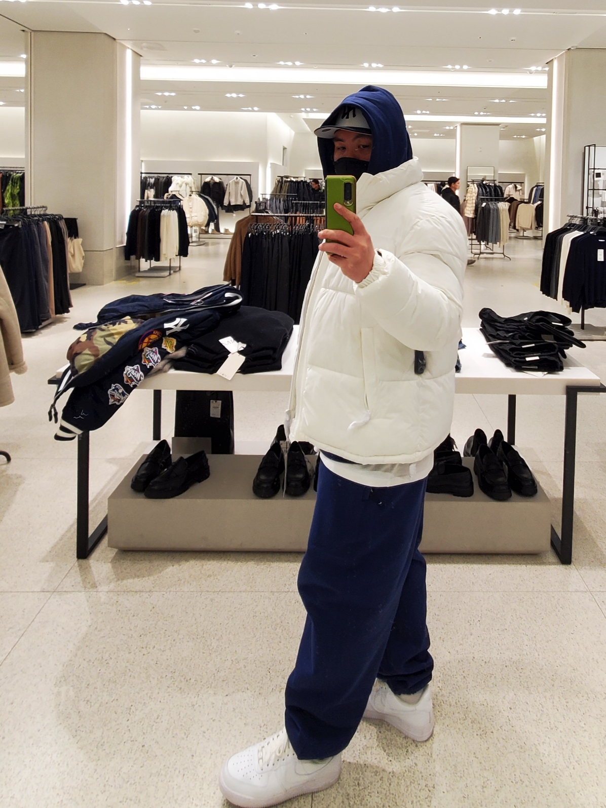 Nike Air Force 1 '07 Low White, Nike Solo Swoosh Fleece Pullover Hoodie Midnight Navy - US/EU 착용 스타일 - 1