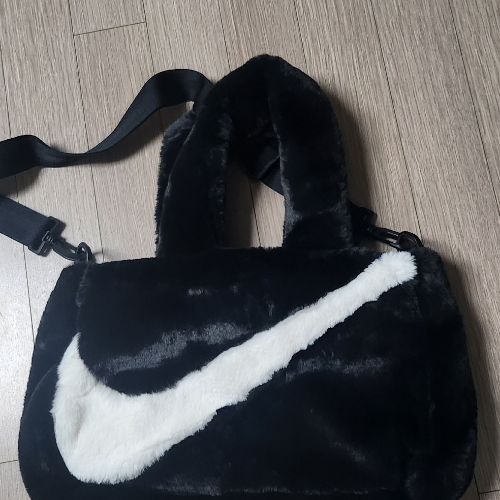 Nike NSW Faux Fur Tote Bag Black 착용 스타일