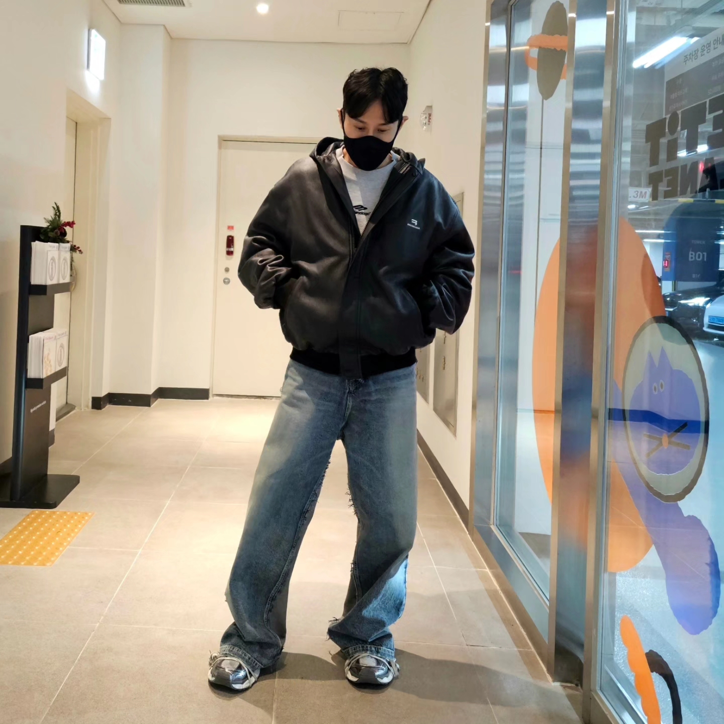 Balenciaga Sporty B Taxi Blouson Brown, Balenciaga Hybrid Baggy Pants Light Blue 착용 스타일 - 1