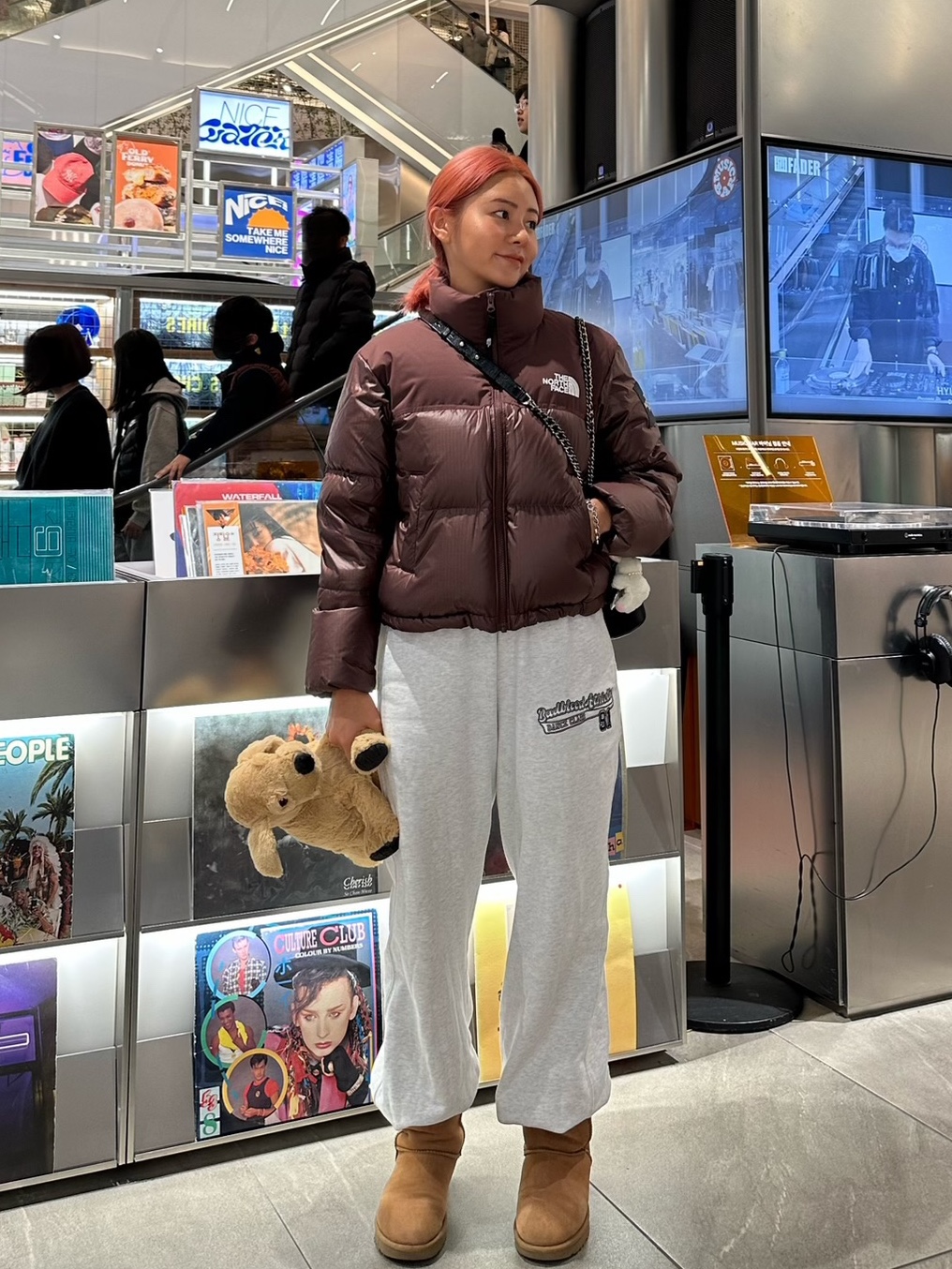 (W) The North Face White Label Novelty Nuptse Down Jacket Cocoa Brown, UGG Classic Short Boots Chestnut 착용 스타일 - 1