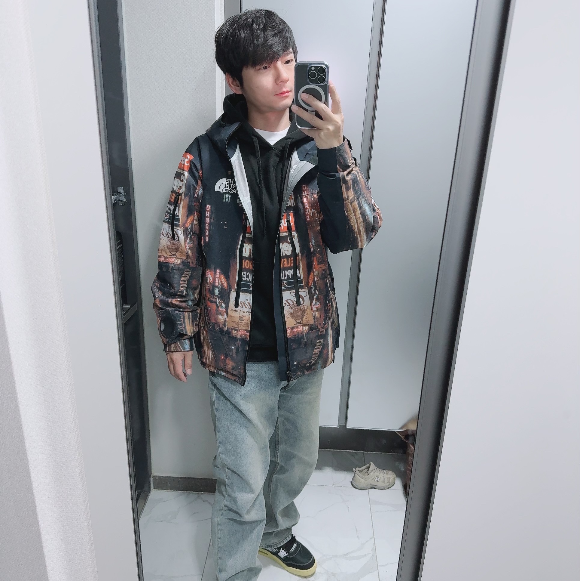 Jordan 4 x Union Retro Off Noir, Supreme x The North Face Taped Seam Shell Jacket Times Square - 22FW 착용 스타일 - 3