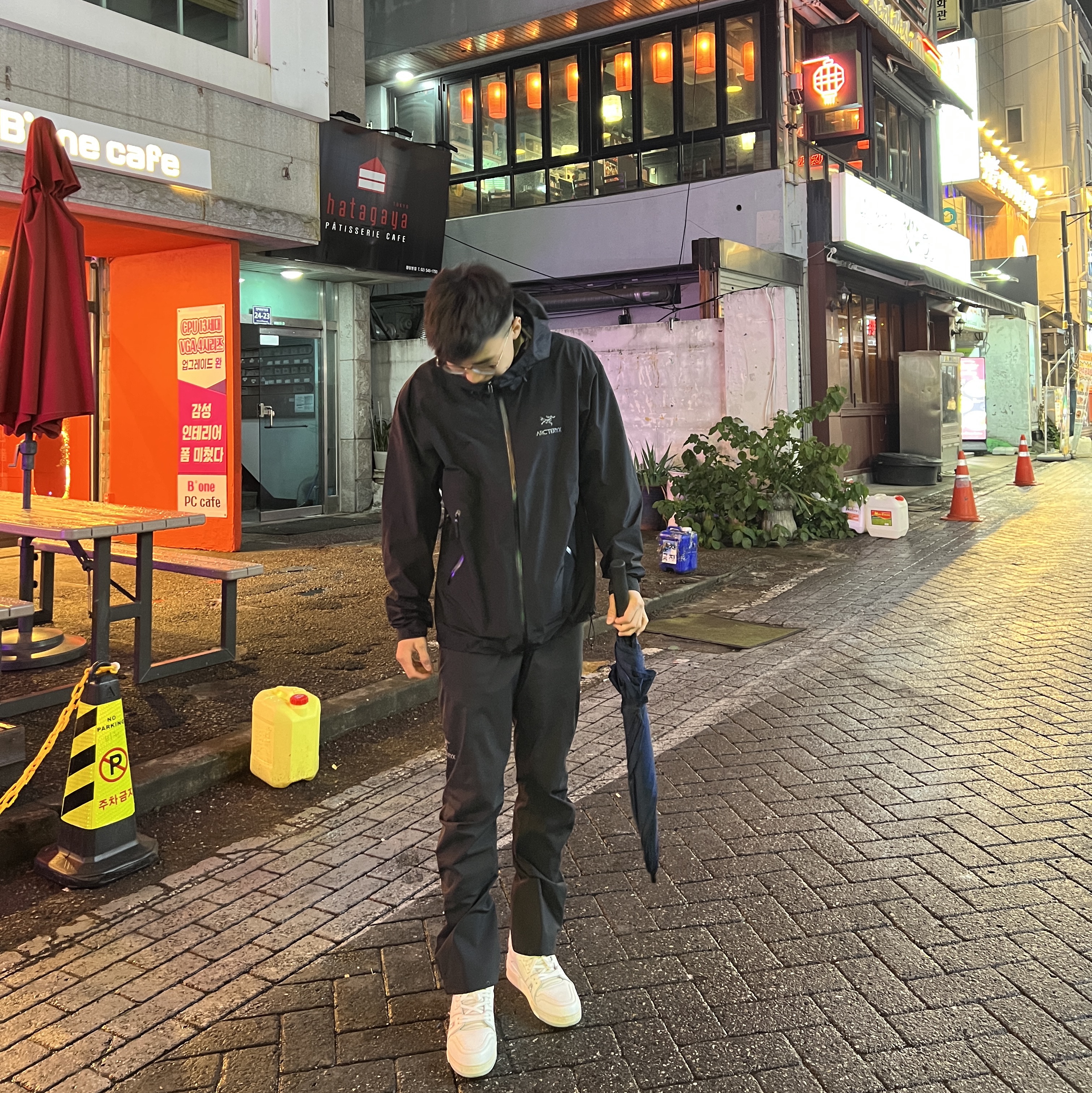 Valentino Open Skate Calfskin and Fabric Sneakers White Black, Arc'teryx Beta LT Jacket Black 착용 스타일 - 2