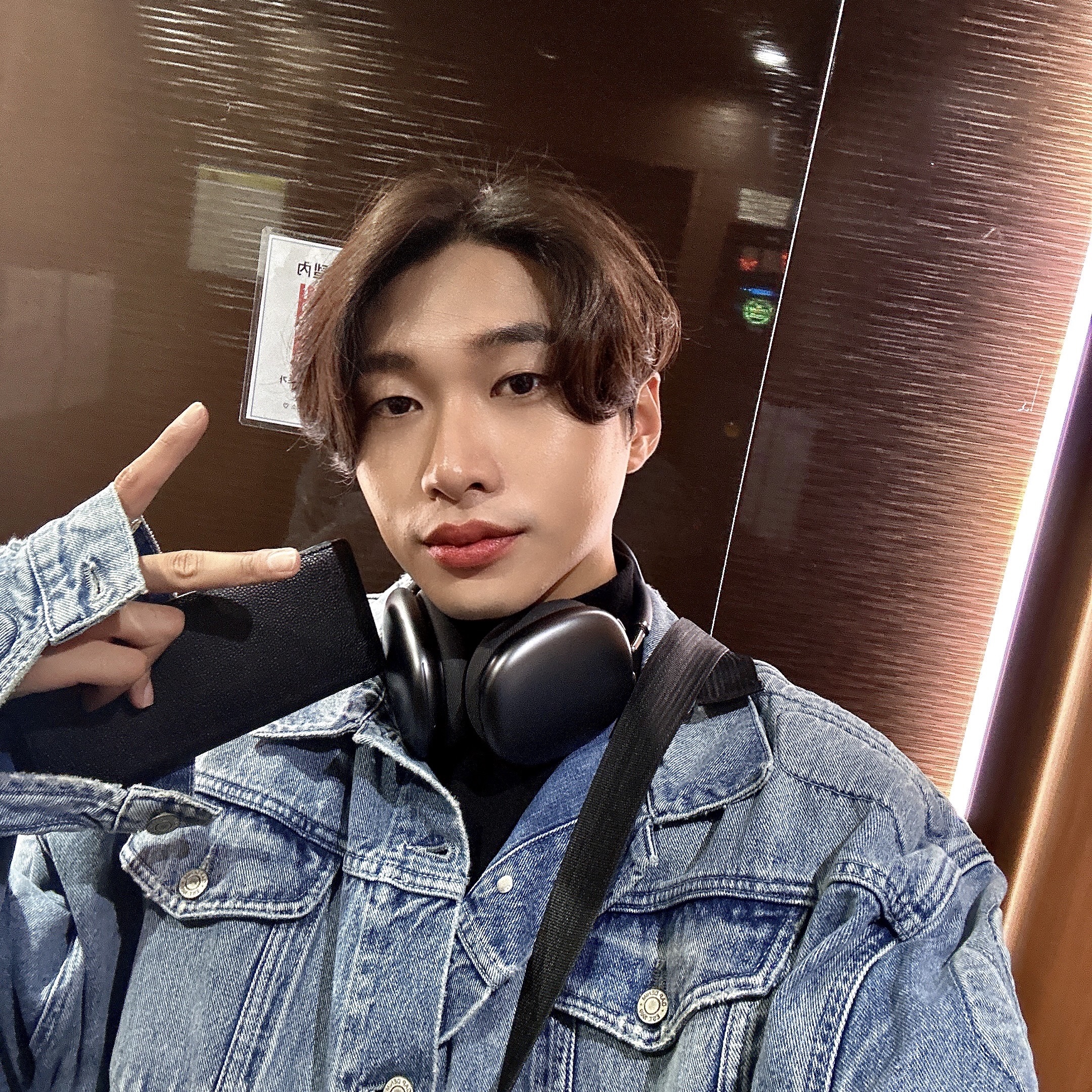 Yeezy Gap Engineered By Balenciaga Padded Denim Jacket Blue, Yeezy Gap Engineered By Balenciaga Mock Neck Pullover Puffer Black 착용 스타일 - 1