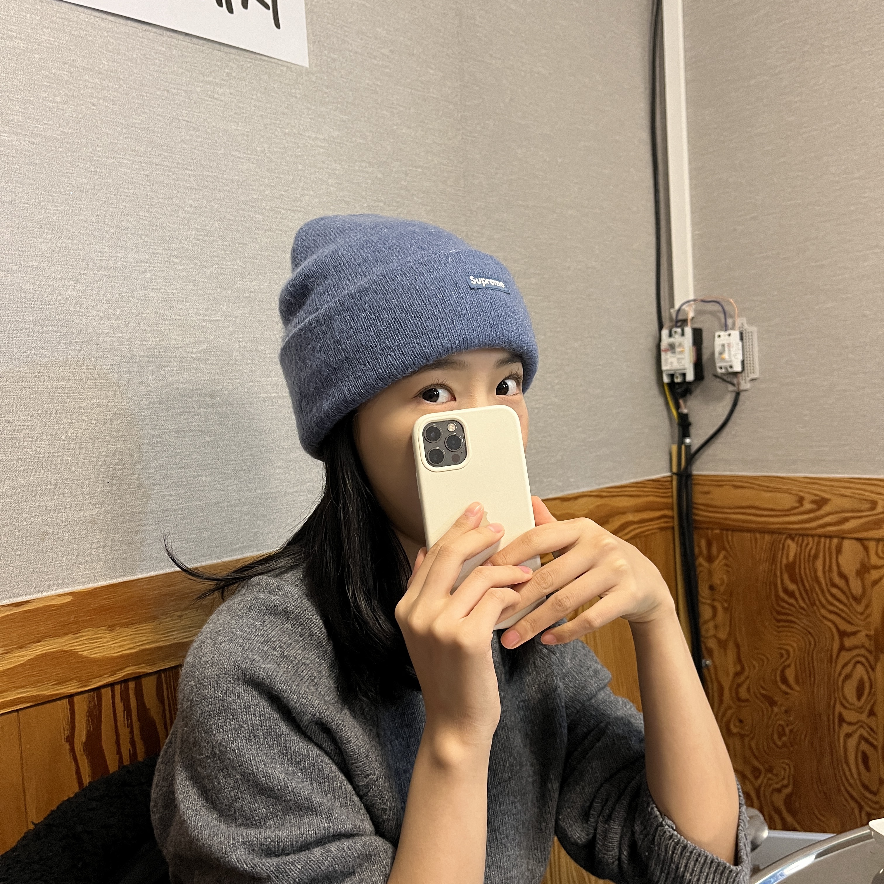 Supreme Mohair Beanie Dark Slate - 23FW 착용 스타일 - 2