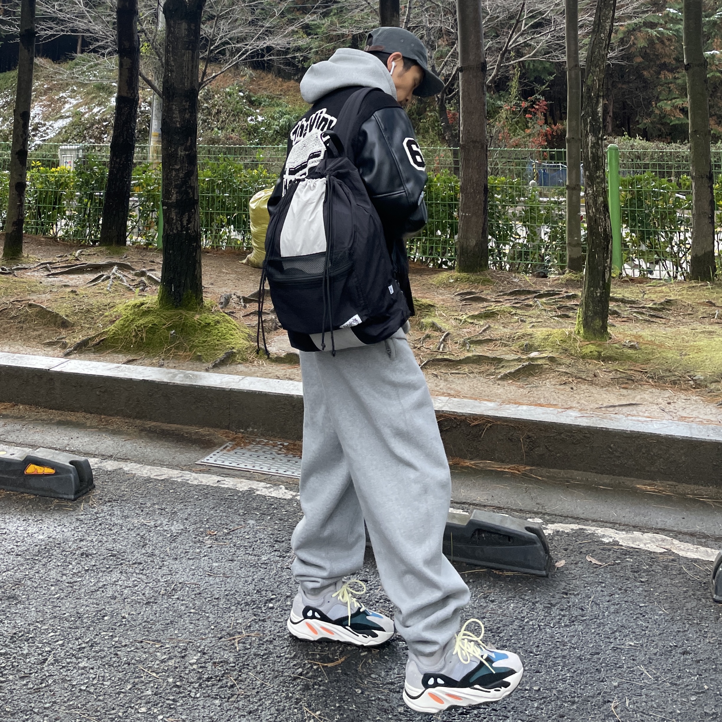 Adidas Yeezy Boost 700 Wave Runner Solid Grey 2021/2022, Nike x Stussy NRG Fleece Pants Dark Grey Heather (DO9340-063) 착용 스타일