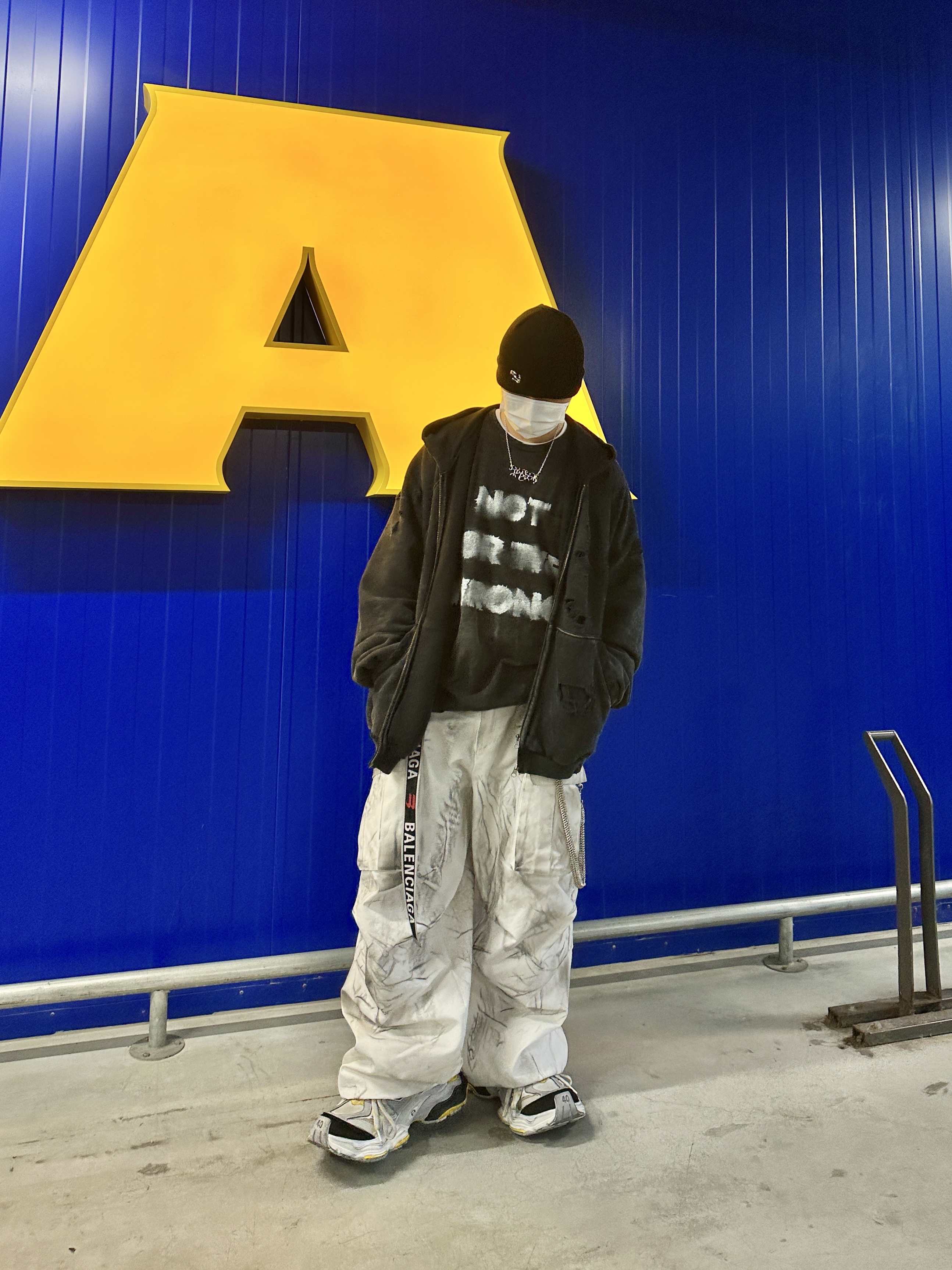 Nonnod x Shinsegae Distressed Zip-Up Hoodie Washed Black, Balenciaga Cargo Sneakers Grey Black Yellow 착용 스타일 - 1