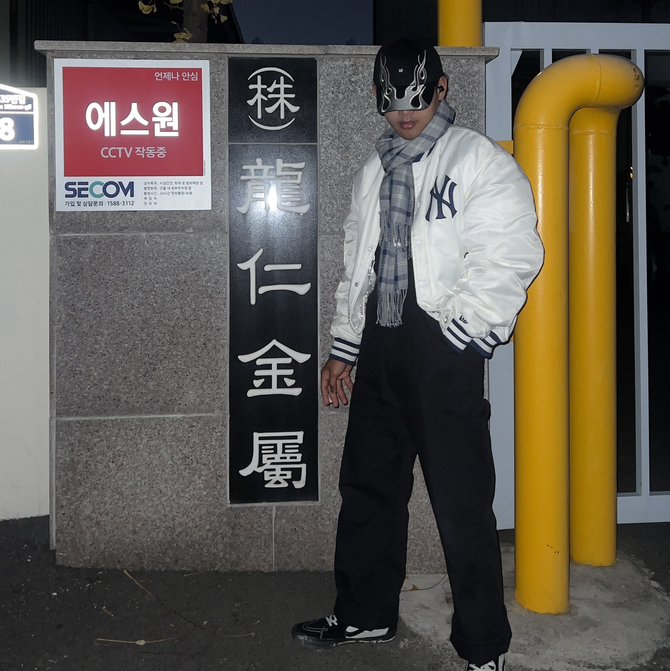 Yeezy Gap Engineered By Balenciaga Flame Cap Black 착용 스타일