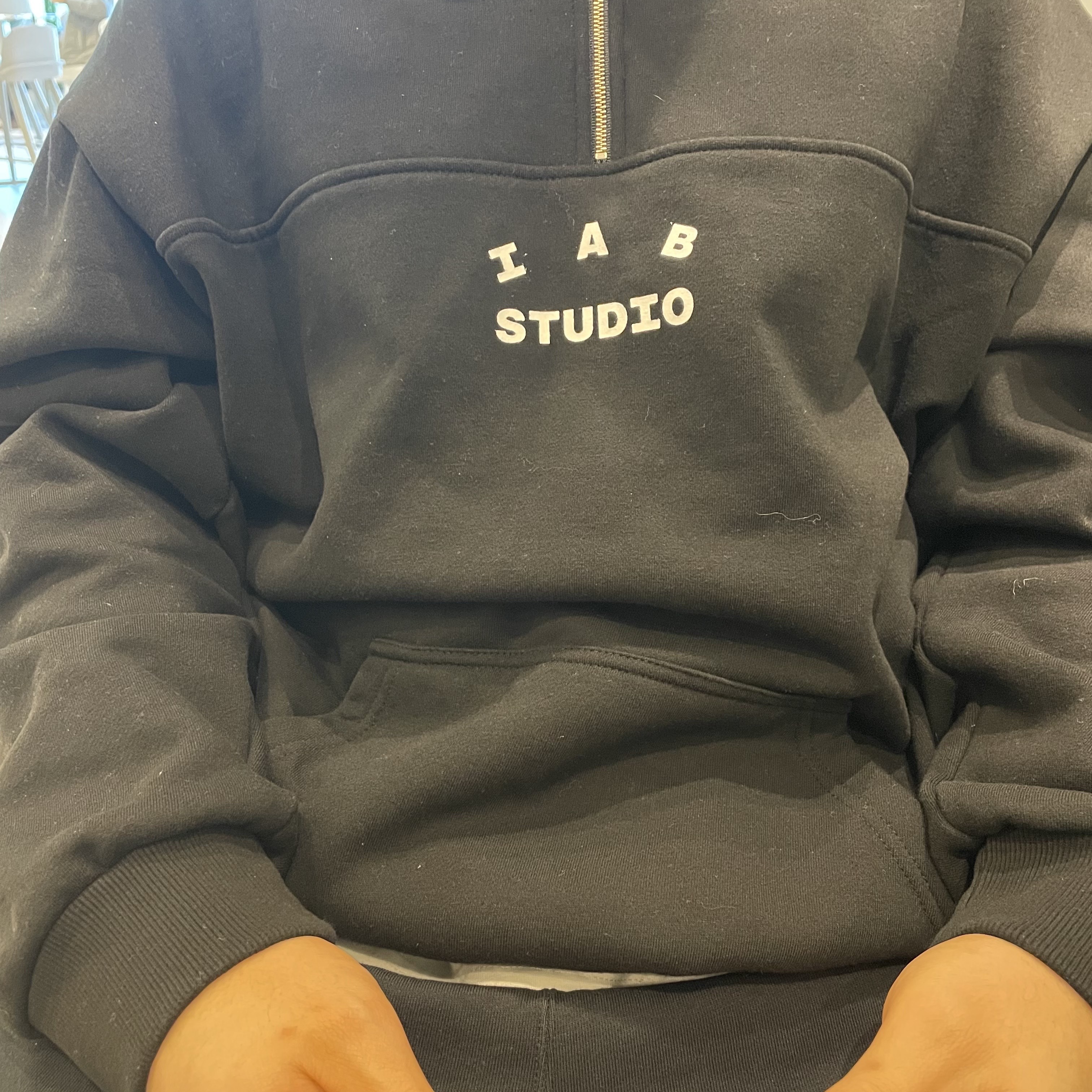IAB Studio Half Zip-Up Black White 착용 스타일