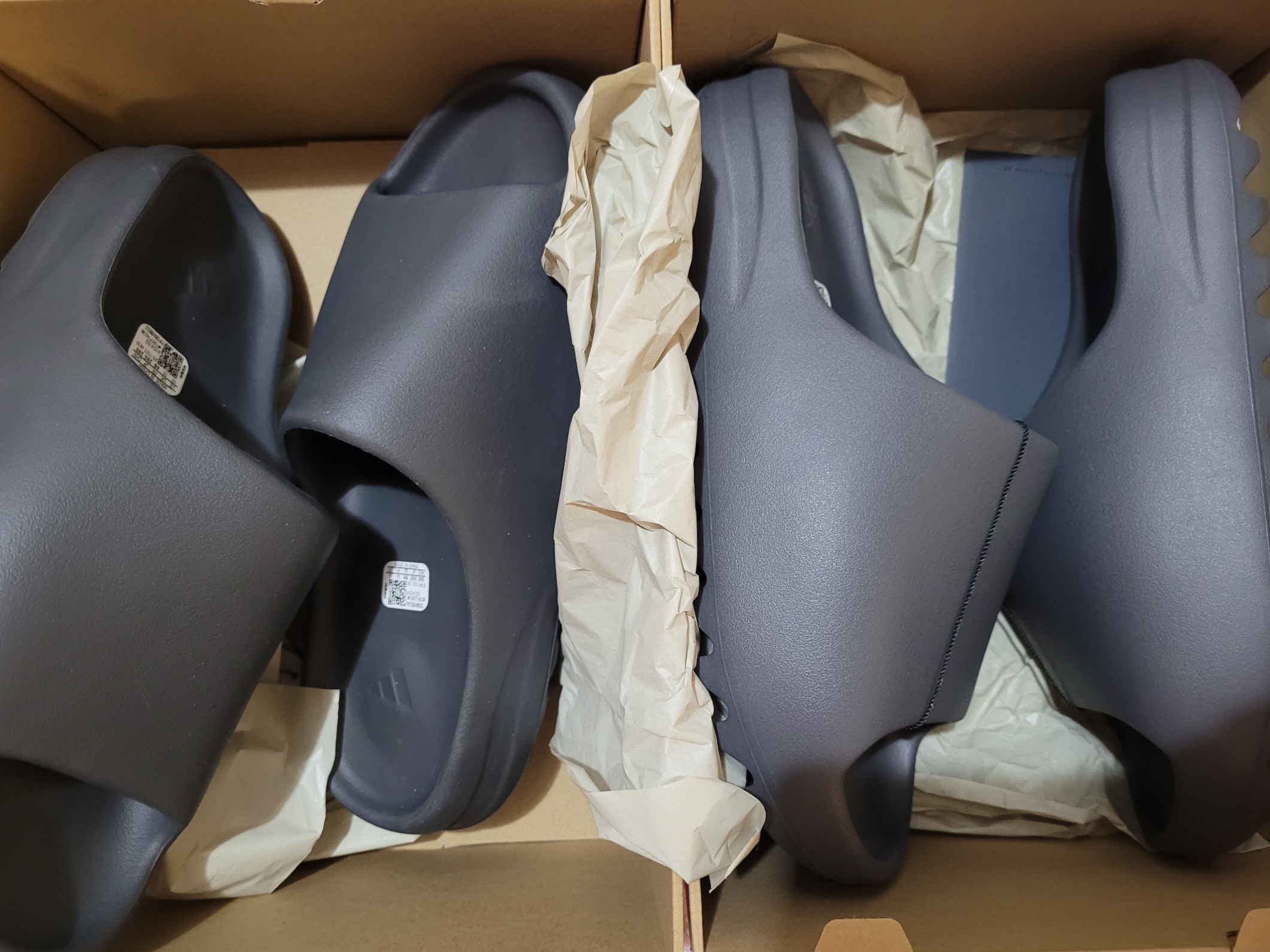 Adidas Yeezy Slide Granite 착용 스타일