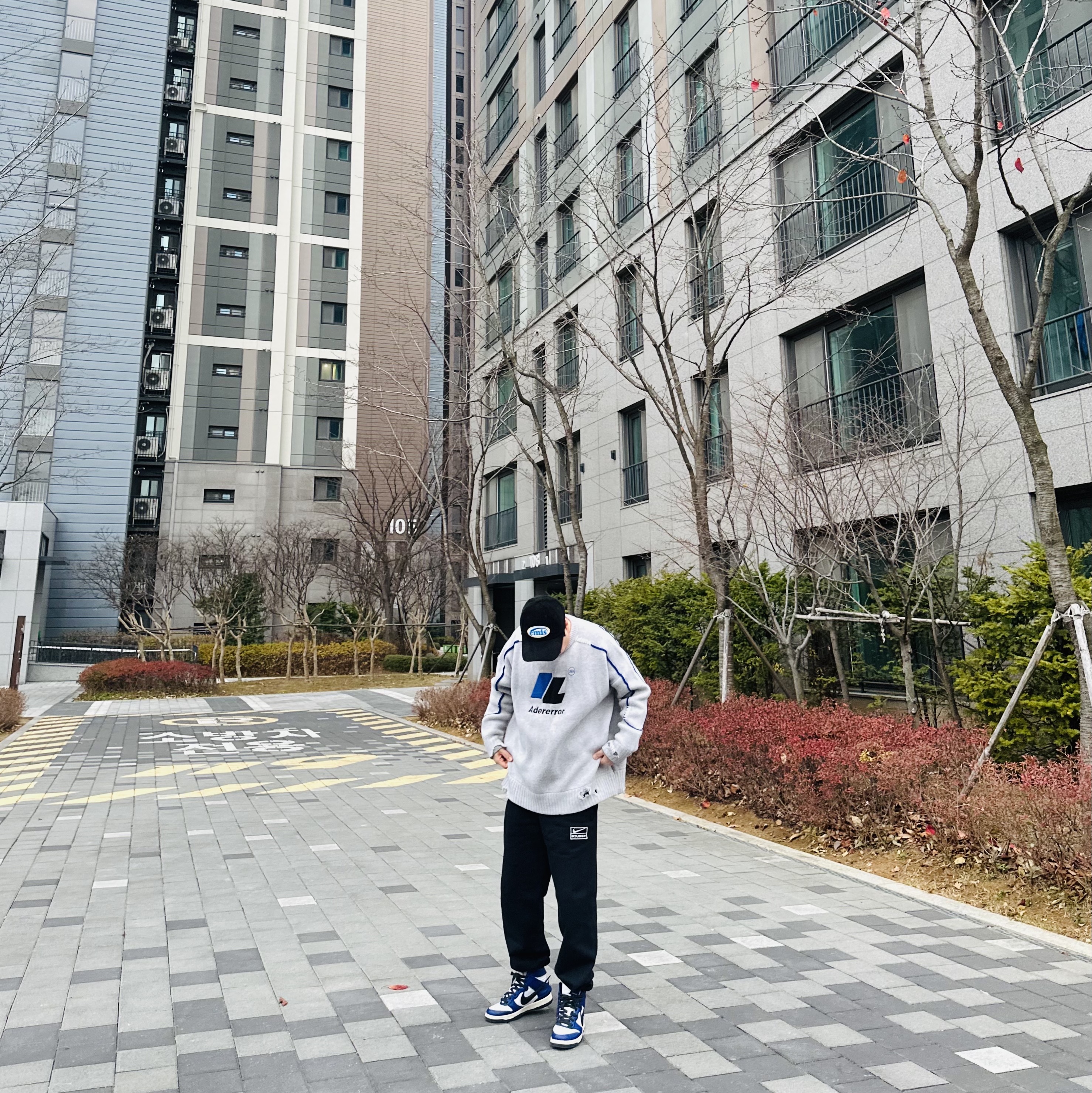 Emis Corduroy Wappen Ball Cap Black, Zara x Ader Error Oversize Sweater Grey 착용 스타일 - 1