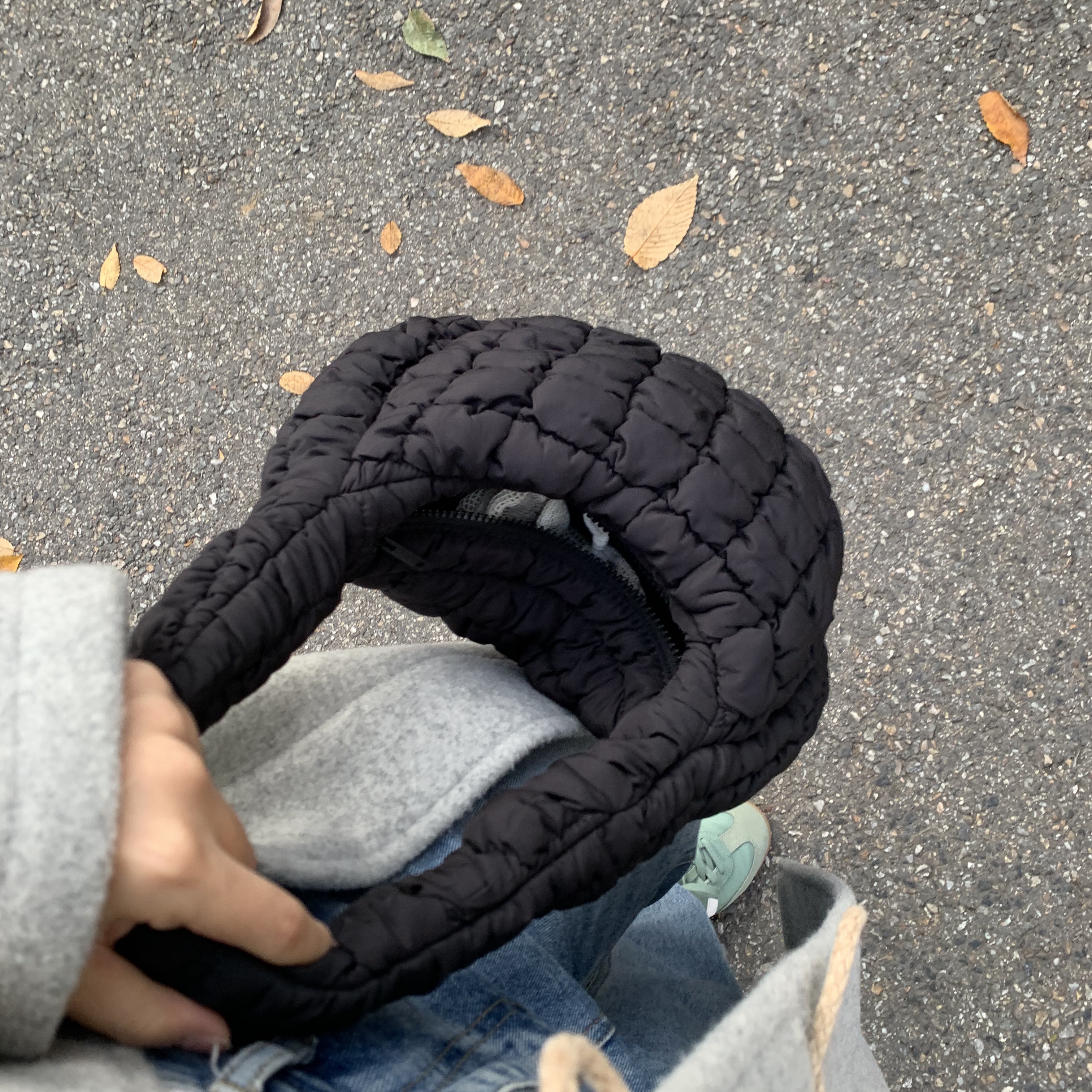 COS Quilted Mini Bag Black 착용 스타일