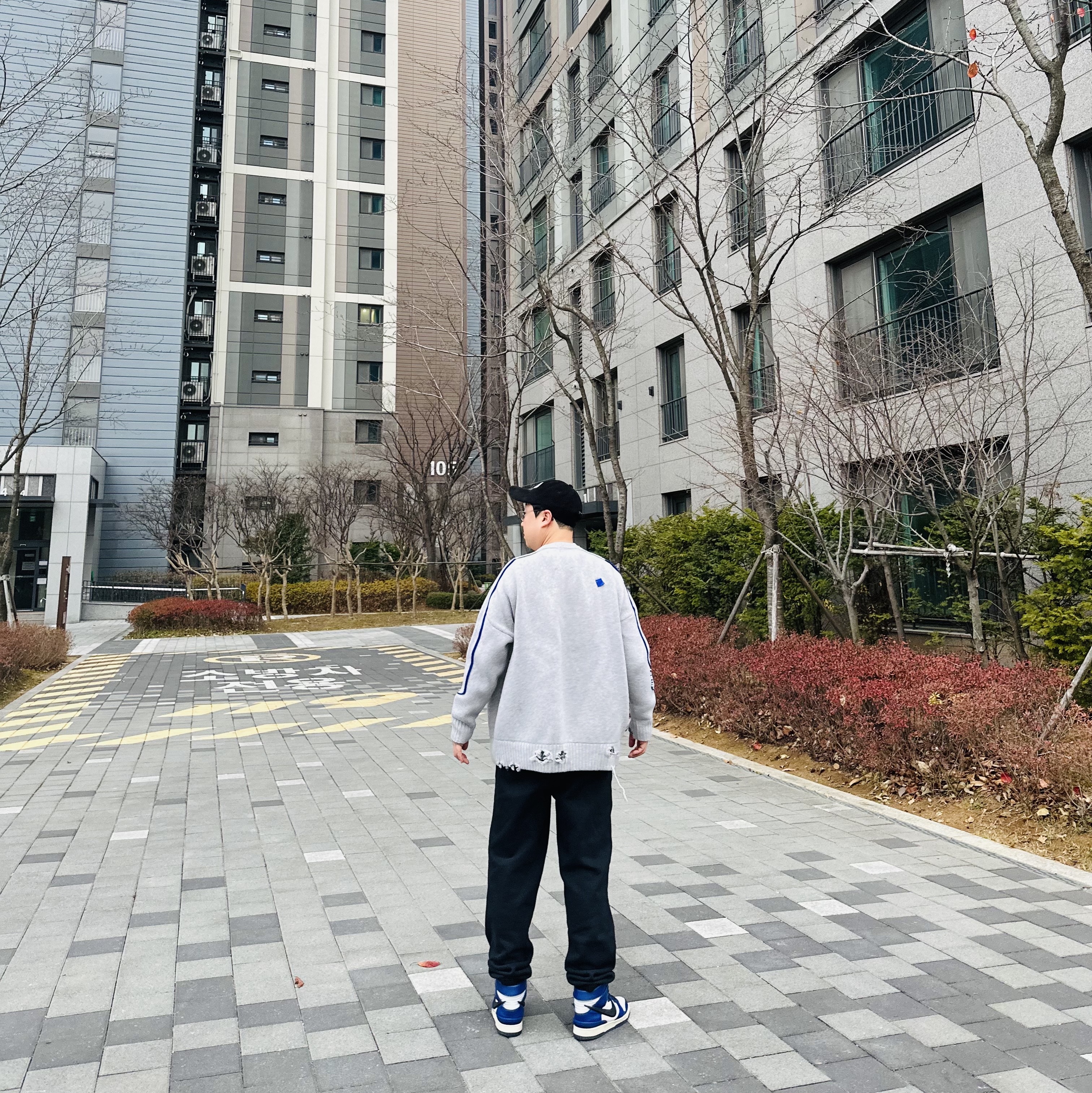 Emis Corduroy Wappen Ball Cap Black, Zara x Ader Error Oversize Sweater Grey 착용 스타일 - 4