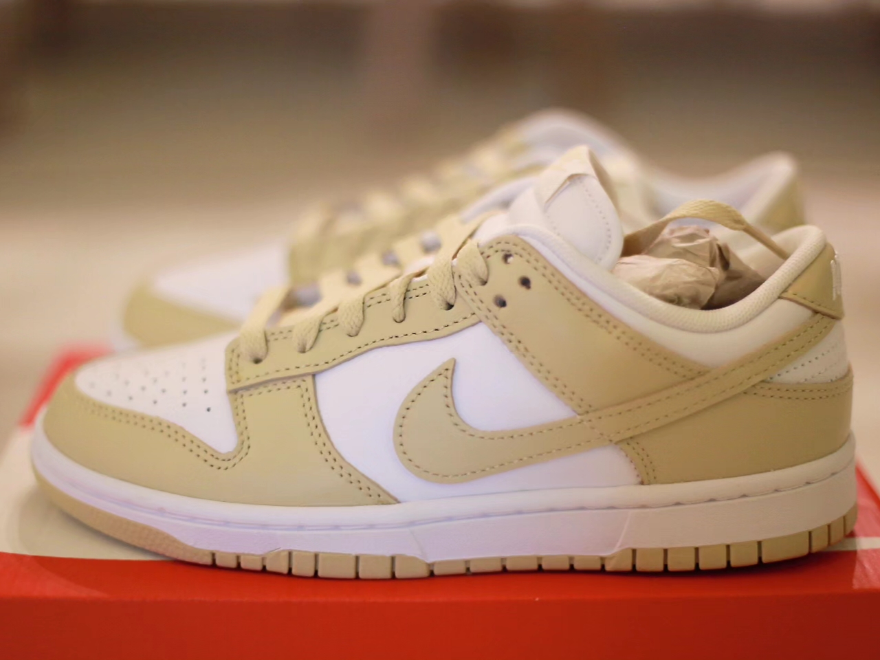 Nike Dunk Low Team Gold and White 착용 스타일 - 1