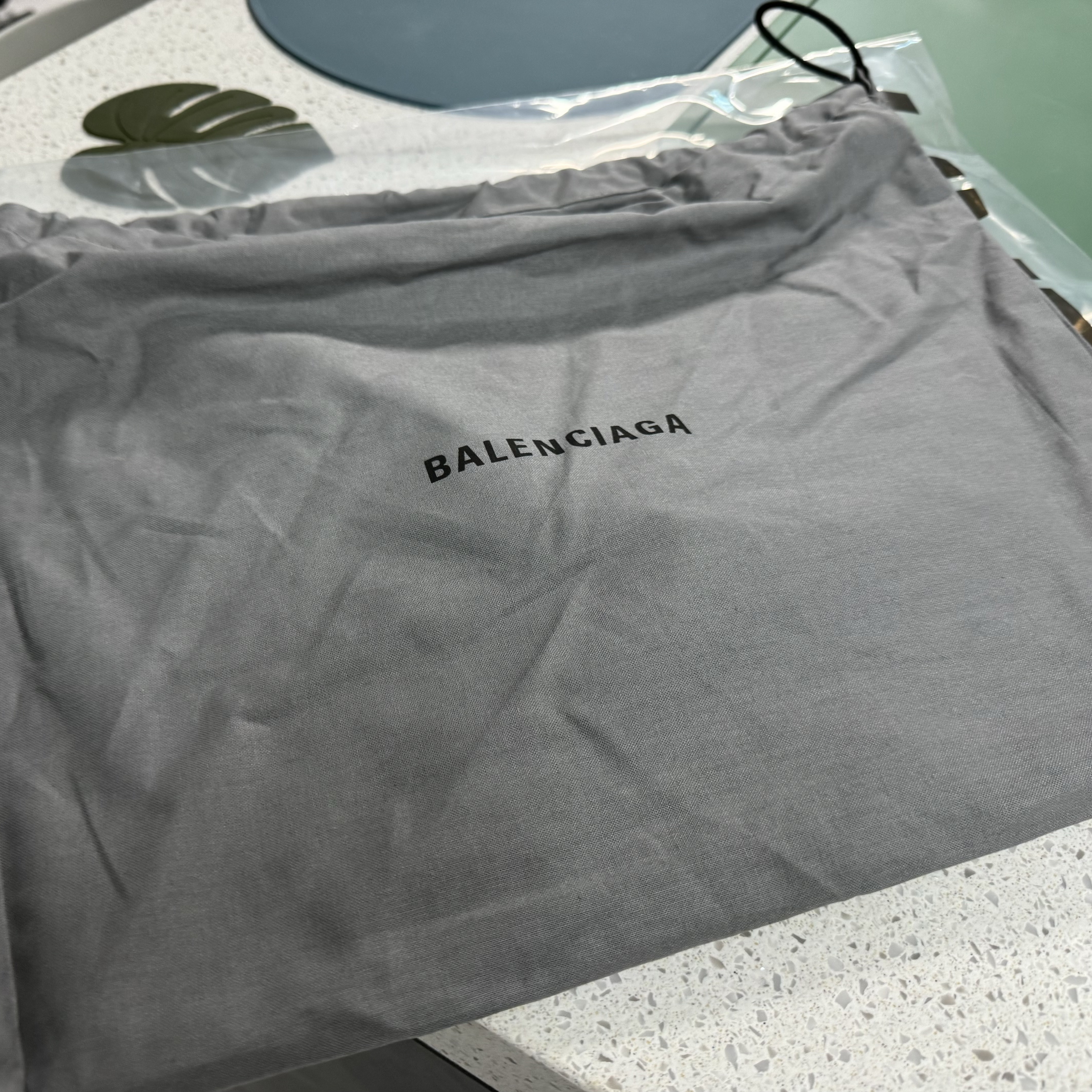 Balenciaga Calfskin Cash Pouch Black 착용 스타일 - 2