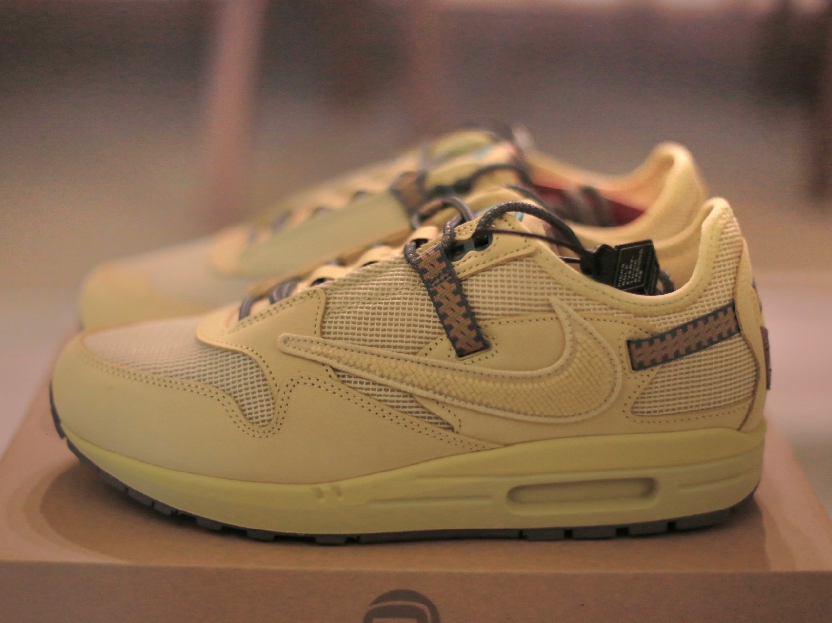 Nike x Travis Scott Air Max 1 Cact.us Gold 착용 스타일 - 1
