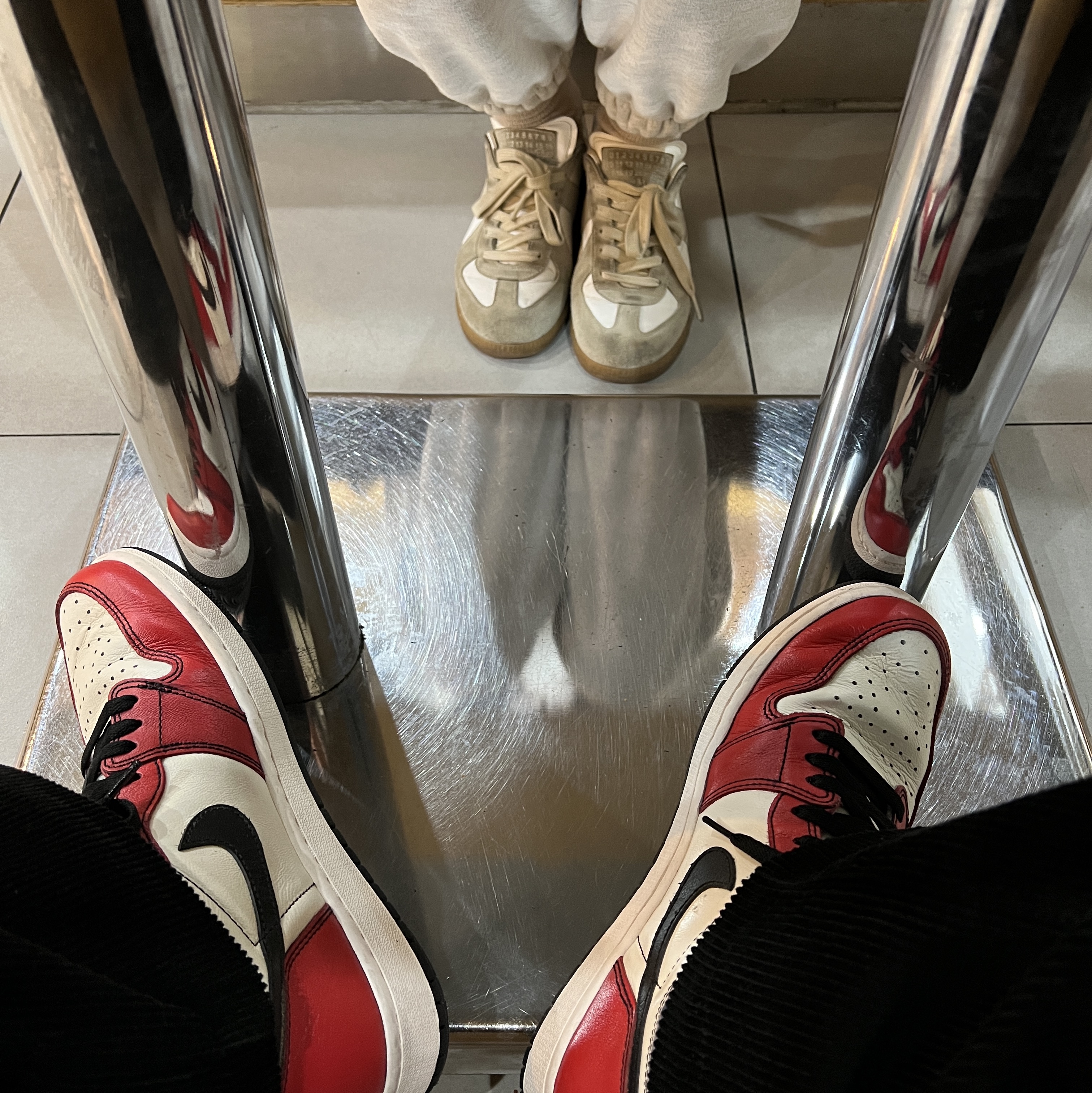 Jordan 1 Retro High OG Defiant SB LA to Chicago, (W) Maison Margiela Calfskin Replica Sneakers White 착용 스타일