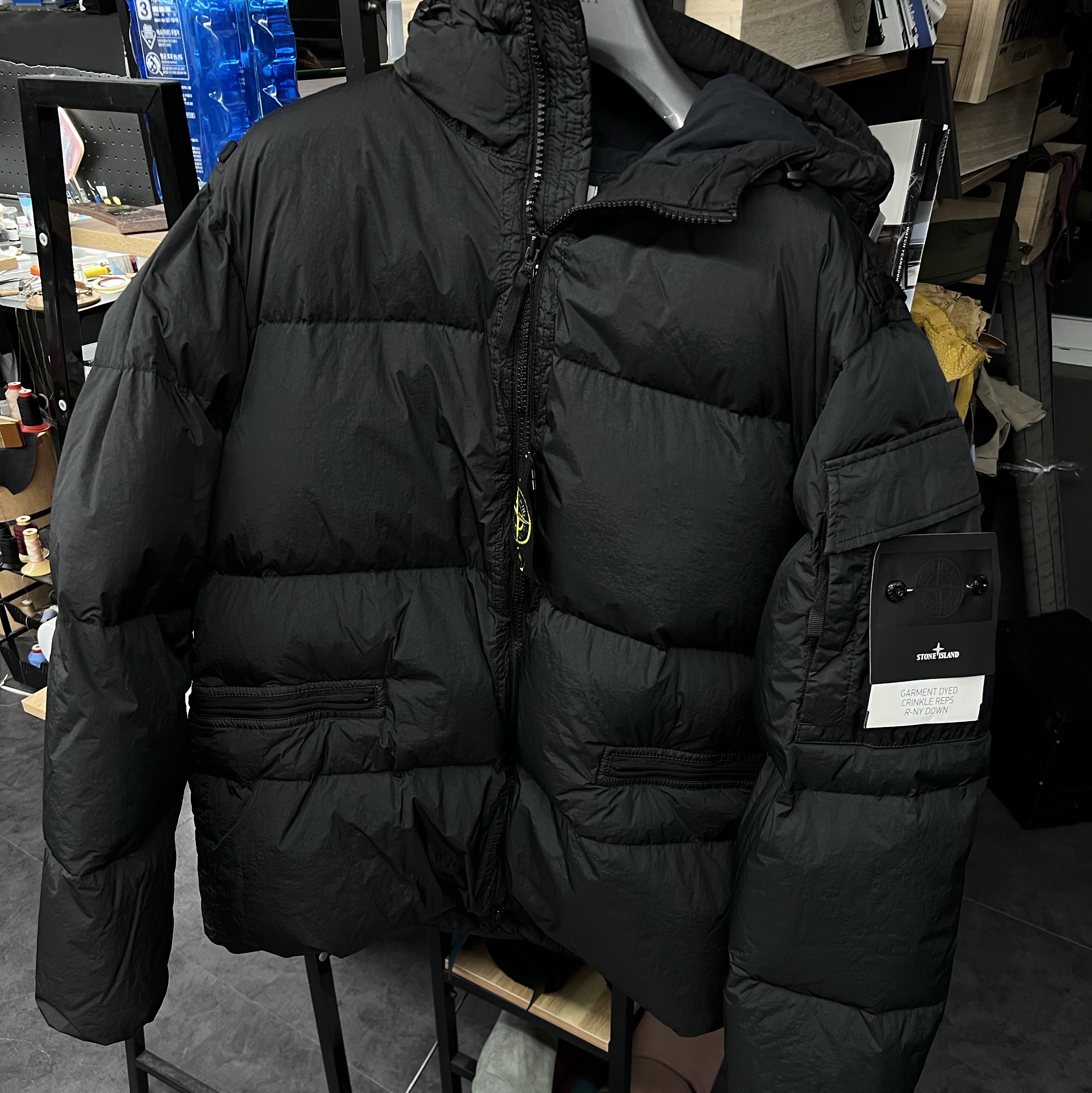 Stone Island 40223 Garment Dyed Crinkle Reps Down Jacket Black - 22FW 착용 스타일 - 1