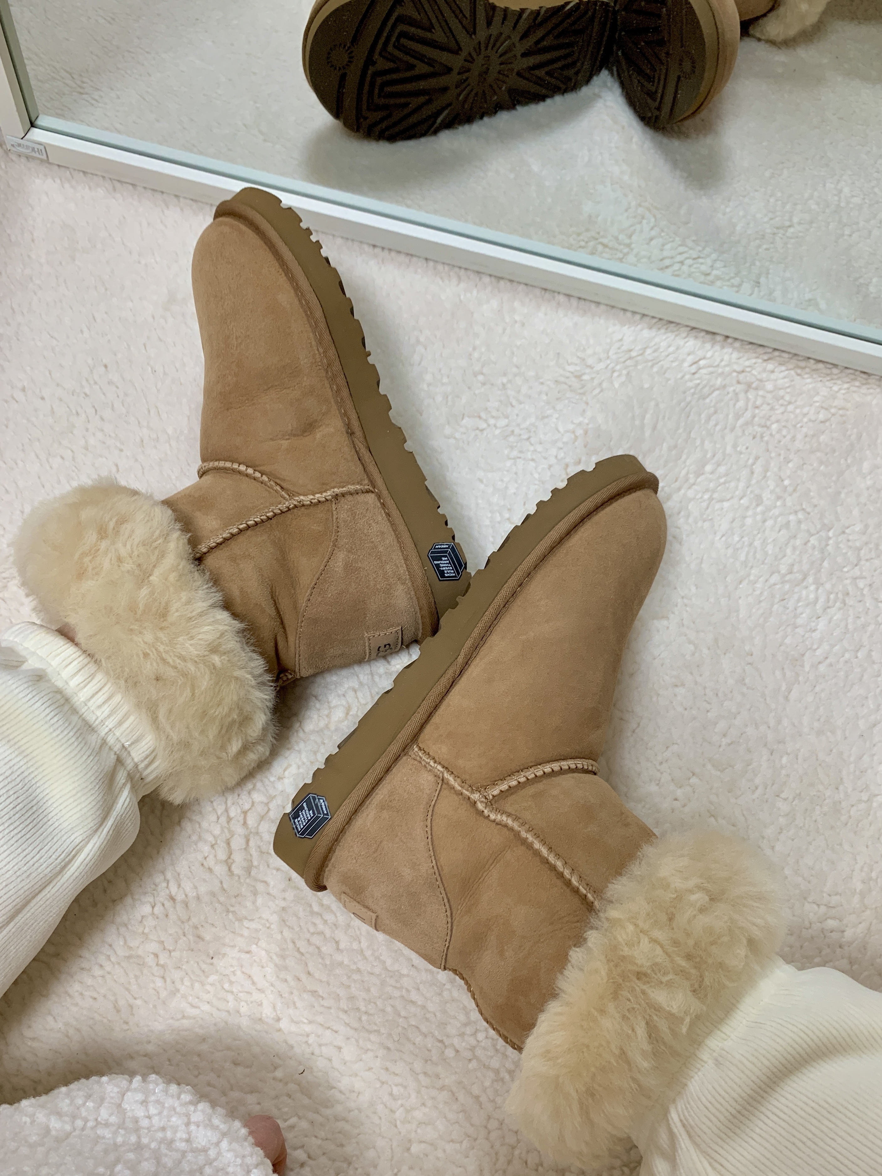 (W) UGG Classic Short II Boots Chestnut 착용 스타일 - 8