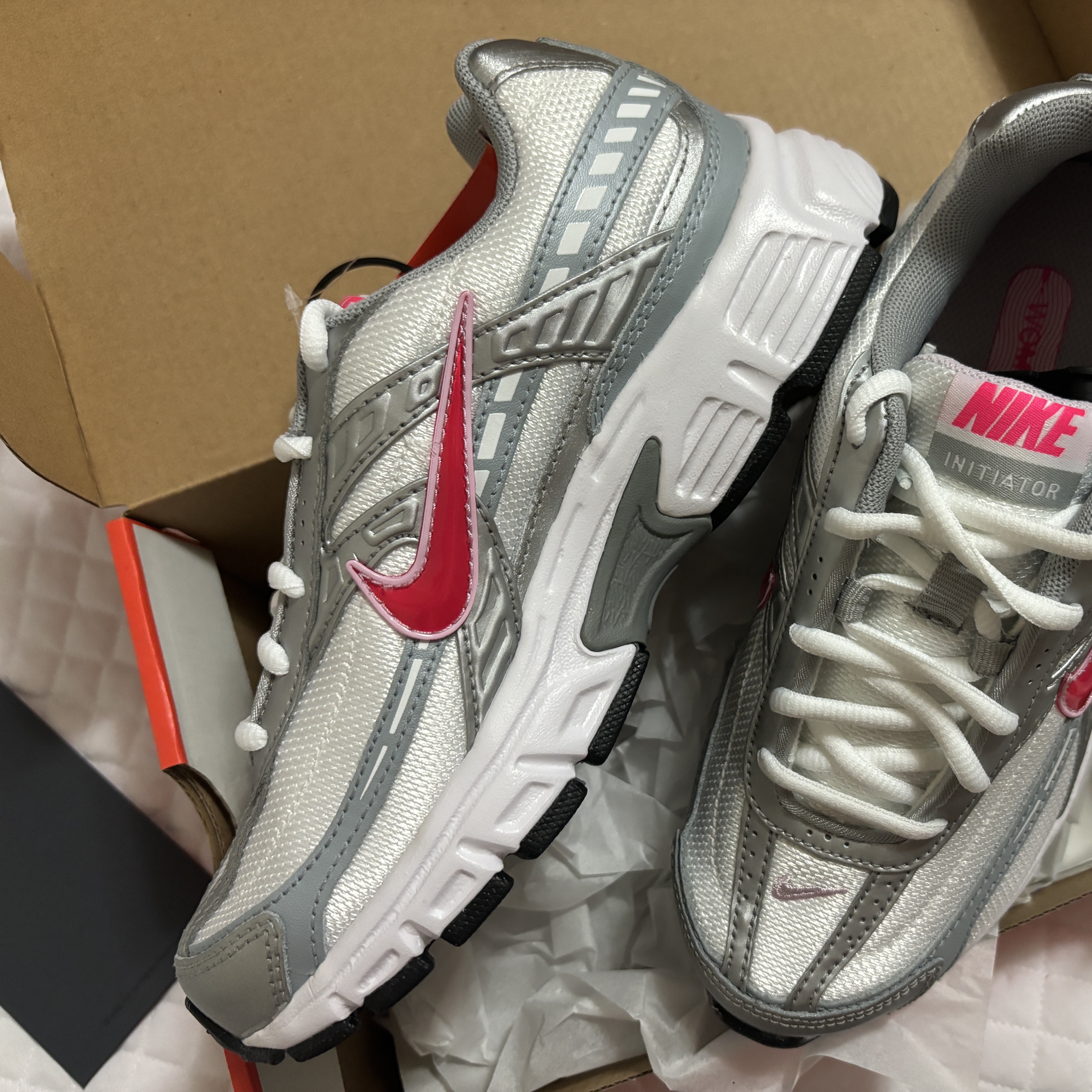 (W) Nike Initiator Cherry Metallic Silver 착용 스타일